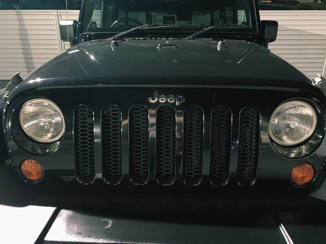 sayocoのインスタグラム：「吉田家に新しい家族がやってきました🚜🖤 (車買ったの匂わせ投稿多めで周りから突っ込まれた🤣) ・ ・ 私は原付免許しか持ってない😂ので 車のことはよくわからないけど 一番カッコ良いと思っていた 夢のJeep🖤🖤🖤🖤🖤 ・ ・ これからの生活が楽しみ〜〜。！ (もう既に楽しい) ・ ・ #車のある生活 #Jeep#jeepwrangler #原付も運転出来ないのは内緒 #さよ婚」