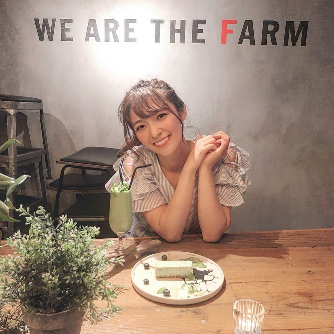 岩根沙恵子?さえみるさんのインスタグラム写真 - (岩根沙恵子?さえみるInstagram)「🥬 みんなも知ってる栄養たっぷりのお野菜［ケール］を使ったチーズケーキを食べに行ってきました🥰❤️ . 場所は【WE ARE THE FARM 目黒店】💋🌟 ケールのリコッタチーズケーキは、同じ管理栄養士のまなちゃんが監修したスイーツです\( ˆoˆ )/👏 . ケールって苦味があるから苦手な方もいると思うけど、とっても美味しかったから、是非食べて欲しい(ˊ•̤ω•̤ˋ)🎀 . 管理栄養士が監修していると、水溶性ビタミンのことなど栄養素のことを考えられていたり、身体に良いものが多く使われているので、スイーツなのに罪悪感なく食べられますよね😭💓💘 ケールはもちろん美容にもいいし！ それからケール×きな粉との相性がバッチリで、チーズケーキの下層部分のきな粉で出来たクランチが最高でした😭💘👏 . ケールのスムージーも美味しくて、最高のカフェタイムでした🍰☕️💓 手作りのメニュー表もとても可愛かったから要チェック〜🤭🎀❣️ . また食べに行きたいくらい美味しかったです🤭♡ 病みつきになる味🤤♪ . 📍WE ARE THE FARM 目黒店 東京都目黒区目黒1-5-16 経研第2ビルB1階 . #wearethefarm #wearethefarm目黒 #目黒カフェ #pr #ケールチーズケーキ #野菜スイーツ #管理栄養士監修 #ヘルシーメニュー #ヘルシーボディ #目黒ランチ #ケール #カフェタイム #megurocafe #リコッタチーズ  @mana.tcy @wearethefarm.meguro」8月12日 21時06分 - saemiltiii