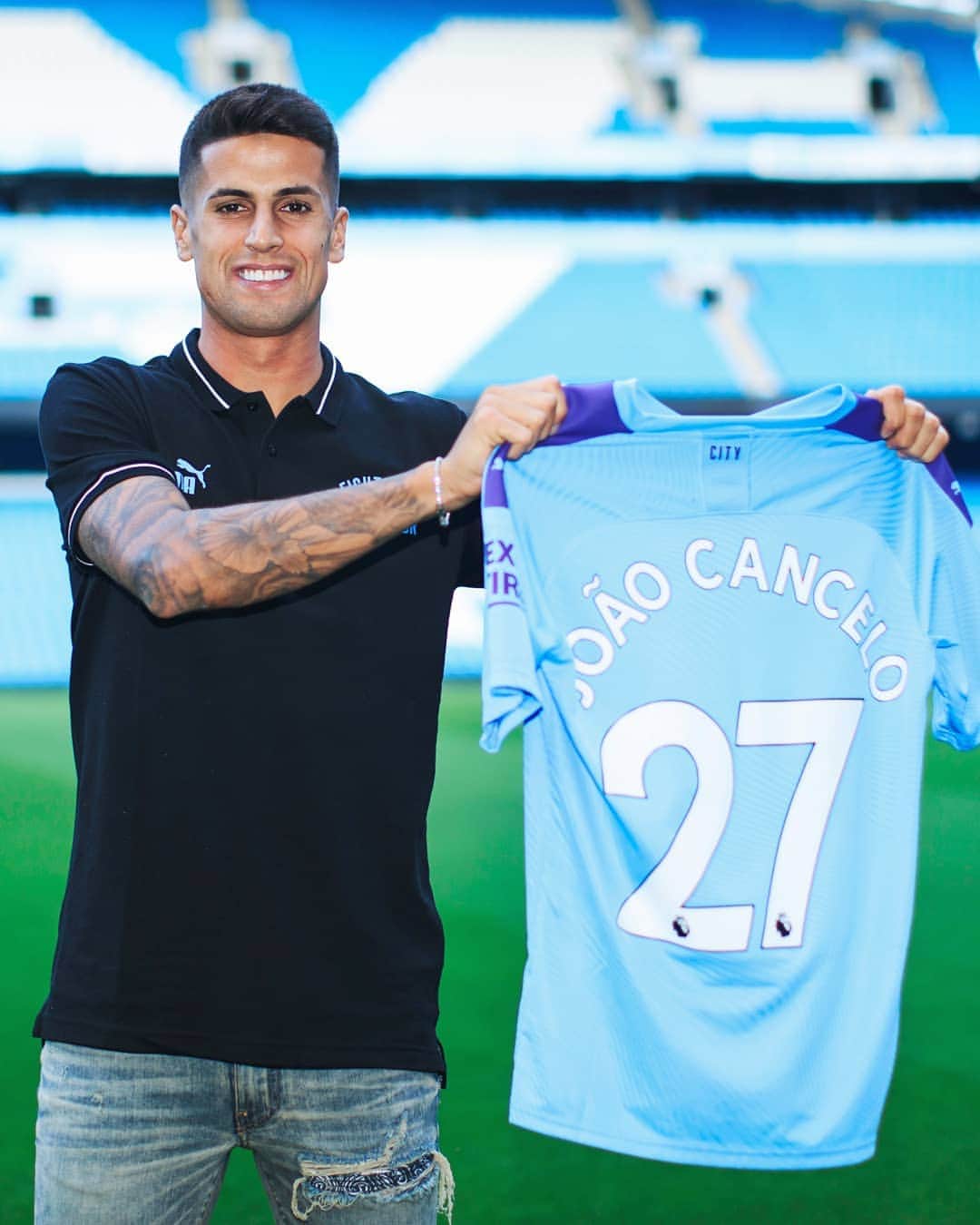 UEFAチャンピオンズリーグさんのインスタグラム写真 - (UEFAチャンピオンズリーグInstagram)「✍️ @mancity signing João Cancelo...⁣⁣⁣ ⁣⁣⁣ 🤔 Would he be in your top 3 Premier League full-backs? ⁣⁣ ⁣  #UCL #transfer #mancity」8月12日 21時08分 - championsleague