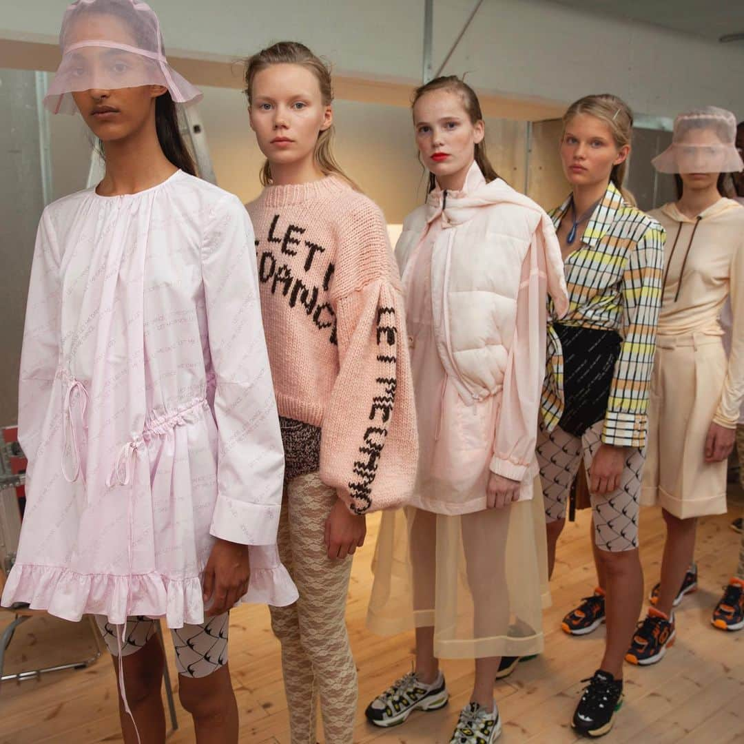 バウム ウンド ヘルガーデンさんのインスタグラム写真 - (バウム ウンド ヘルガーデンInstagram)「Backstage at #BaumDANCE Spring Summer 2020 @mona_tougaard @rebekkame @linefeder @Idaheiner @alberteemortensen 📷: @lukarone . #BaumShow #BaumundPferdgarten #CPHFW #SS20」8月12日 21時09分 - baumundpferdgarten