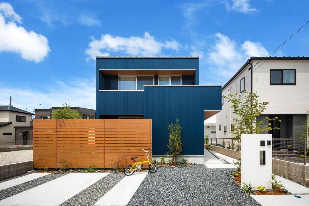 ルポハウス一級建築士事務所さんのインスタグラム写真 - (ルポハウス一級建築士事務所Instagram)「・ ・ ・ 青のガルバリウムと木目調の対比が美しいボックス型の外観。 ・ パーキングとアプローチのラインが全体像に奥行きとバランスを与えます。 ・ ・ ・ ルポハウスの施工事例をもっと見てみたい方は こちらまで☞ @reposhouse ・ #ルポハウス は#ちょっとかっこいい家 を"友人のために"という思いでつくっています。 ・ 一生に一度の#マイホーム。 「あなたにしかできない」×「ルポハウスだからできる」で、私たちだけの#家づくり を思いっきり楽しんでみませんか？！ ・ ・ ・ #家 #インテリア #住宅 #注文住宅  #ライフスタイル  #新築一戸建て #住まい #シンプルな暮らし #デザイナーズ住宅 #一級建築士事務所 #設計事務所 #myhome #house #instahouse #design #滋賀 #大津 #草津 #栗東#外観デザイン #外観 #外観イメージ #ガルバリウム外壁 #青ガルバ #ガルバリウム外壁」8月12日 21時19分 - reposhouse