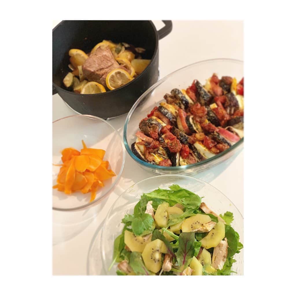 前田ゆかのインスタグラム：「朝は和食にしたので夜は好きなものをいろいろと。  昨夜ホームステイから息子が無事帰国しました。 短い期間でもコミュニケーションから得られた喜びを体験し現地の人との関わりを予想以上に楽しんだ様子。  スゲー楽しかった！！まだ帰りたくなかった！と空港で聞いた時、背中を押してよかったと思いました✨  実際に体験することでしか分からなかったリアリティーを身につけられた貴重な経験。 とにかく無事に帰ってきてうれしいです〜  #夏休み留学 #オーストラリア #ホームステイ #優しかったホストファミリー #ブリスベン行ってみたい #携帯の無い生活も悪く無い #maeyukareshipi」