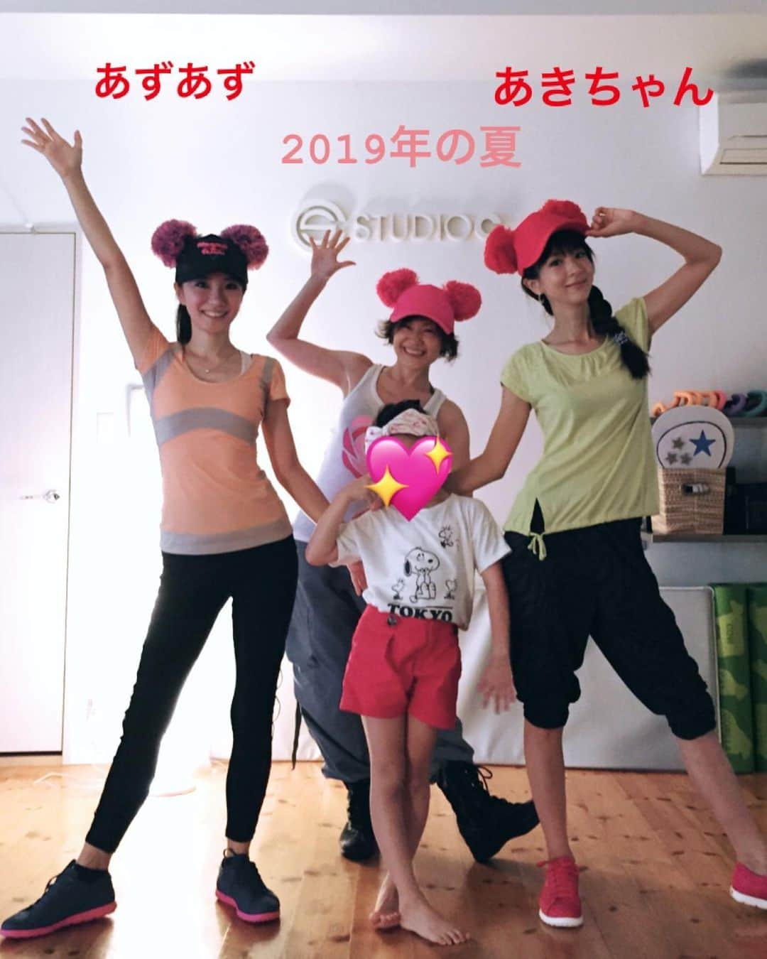 樫木裕実さんのインスタグラム写真 - (樫木裕実Instagram)「2019年8.11山の日 午前中にあきちゃんとあずあずの トレーニング💕 あきちゃんの娘っ子は隣で宿題を😁 でもママたちのこと気になるみたいで チラチラニヤニヤしながら見て時々自分も真似して 動いたりその姿が可愛いかった❤️ そりゃー宿題どころじゃなかったね😁  2人とも動いて汗を流すことが 健康にも美容にも本当大切なんだね！と口々に 言ってくれて嬉しかった。  いつもストーリーにも踊ってる 動画ばかりだけど、ちゃんとトレーニング？も しています😂  あきちゃんが一生懸命踊る姿が愛らしくて 本当はもっとかなり笑ってしまう動画があるんだけど😁  あずあずも初動画に参加してくれました💕  トレーニング中皇成パパが 2連勝🎉🎉 スタジオに通って下さってる方に 4R目の勝利が凄かったと聞いて嬉しかった💕  あきちゃんダンスもストーリーハイライトに 残しています😊  #ほしのあきちゃん #あずあず #三浦皇成騎手 #studioc #樫木裕実 #ボディメイク #山の日 #カーヴィー」8月12日 21時12分 - kashikihiromi