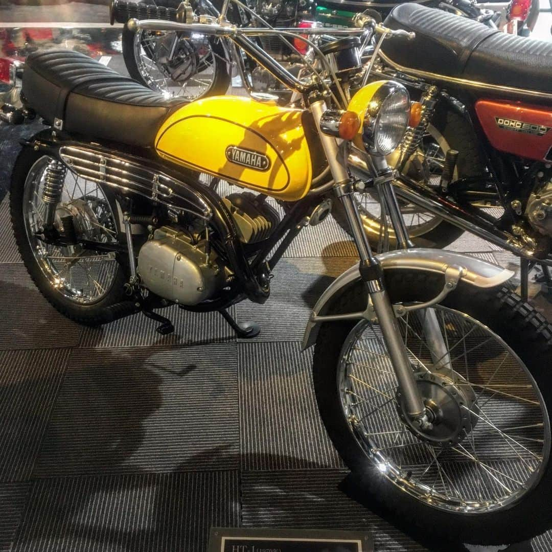 ヤマハ バイクさんのインスタグラム写真 - (ヤマハ バイクInstagram)「＼正解発表／ヤマハバイクヒストリークイズ第3回への参加ありがとうございました！  さて、第3回クイズの正解は…HT-1(1970年)でした！ ...はい、お気づきでしょうか。実はインスタ担やらかしまして、ヒントで「1968年」と言っておりまして…！！大変申し訳ありません！！🙇‍♂️🙇‍♀️なので、正解は「HT-1」でもあり、「DT-1」でもあるのです…！ . . ———————————————— 【HT-1（黄）1970年】2ストローク・単気筒エンジンを搭載した90ccトレールモデル。小排気量ながらDT-1同様のコンセプト、デザインでシリーズ展開され、充実した装備と性能が魅力。モトクロス用キットパーツも豊富にそろい、若者のトレールライディング入門マシンとして人気を得た。 ———————————————— ———————————————— 【DT-1（白）1968年】オンロードとオフロードのカテゴリー分けが明確になかった時代に「トレール」という新ジャンルを築いたモデル。当時の国産車で最長ストロークとなるフロントフォーク、大径ブロックパターンタイヤ、エンジンガードなど、オフロード走行に焦点を絞った技術や装備を持ち、オフロードスポーツが盛んな米国で爆発的な人気を博し、日本では「トレール教室」の開催や「トレールランド」の開設とあわせて新たなバイクの楽しみ方を提供した。 ———————————————— . . というわけで、今回も全員正解でした！なんと中にはDT、HT両方お答えくださっている方がいまして、非常に素晴らしいご解答でした😭✨ 今回は図らずも超難問にしてしまいましたが、ぜひ第4回もご参加ください！（次回は気をつけます！泣）  #ヤマハバイクヒストリークイズ #DT-1 #HT-1 #ヤマハ #ヤマハが美しい #ヤマハの歴史 #コミュニケーションプラザ #クラシックバイク #yamaha #yamahamotocycle #history #communicationplaza #classicbike #classicmotorcycle #instamoto」8月12日 21時14分 - yamaha_bike