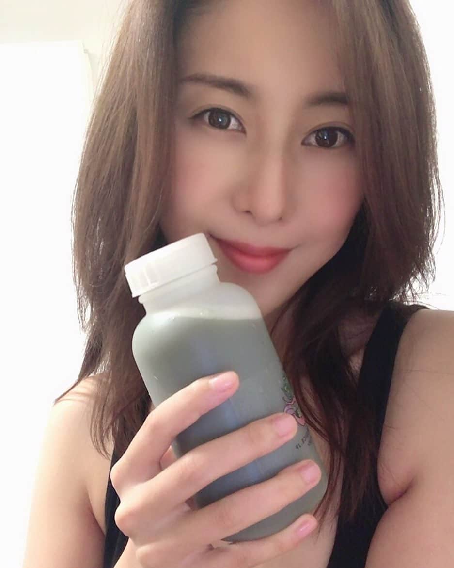 松下紗栄子のインスタグラム：「ファスティング三日目  ファスティングは コールドプレスジュースを 使ってやっています★  かなりむくみがとれて  スッキリしました★  #松下紗栄子#matsushitasaeko  #マツシタサエコ#ファスティング #ジュースクレンジング#コールド プレスジュース」