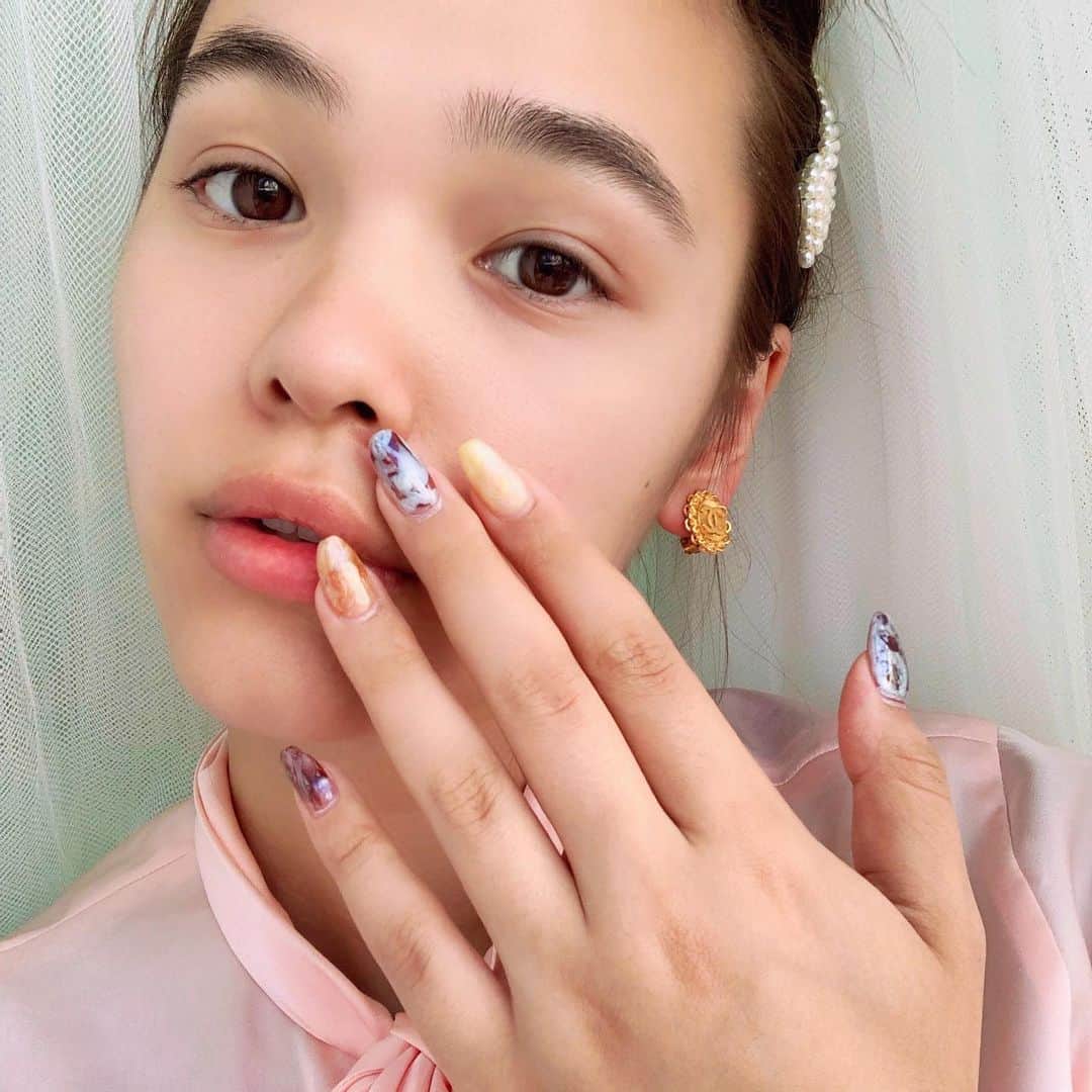 梅園アマンダのインスタグラム：「new nails dayoooo⚡️ 今回は紫から一旦離れてみました。かっこよくてオキニイリ。いつもありがとうskyさん @sky_twilight 💜 . そして #chanel のイヤリングは #vintageqoo だよ♡ . #lovenailart#nail#nails#nailstagram#instanail#gelnails#nailart#naildesign#loave#loaveaoyama#footnail#青山#表参道#ネイル#ネイルサロン#ハンドネイル」