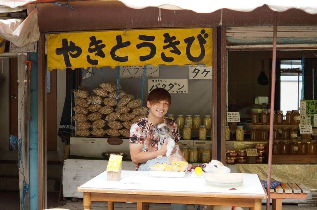 斎藤洸さんのインスタグラム写真 - (斎藤洸Instagram)「我が家は中々皆で出かけられないのでw、今日は空いた時間に思い立ち、メロン（死ぬほど大好物）とトウキビを求め、ぽんずときゅうりを乗せて出かけました🐶🥒 🍈🌽 どっちも美味すぎてびびった。。 I went out with my family today🚙 #dog #メロン #とうきび #hokkaido」8月12日 21時21分 - snare_saitou