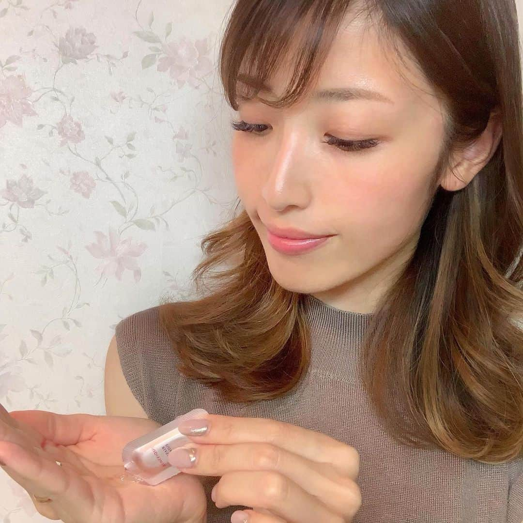 Ayanaさんのインスタグラム写真 - (AyanaInstagram)「. . . 疲れた日の夜へのご褒美💐 ベネフィークのリペアジーニアス。 （ @benefique.official ） . . 美容液状のマスクで、洗顔後にパウチ1個分を手のひらに取って、全顔に塗り広げた後、温かい手のひら全体でお顔を包む様にじっくりと馴染ませるだけ♡ . . 爽やかな香りがして、写真掲載のように糸を引くくらいトロミがある贅沢な美容液。 お肌にスーッと馴染んで、1つで満足度の高いケア。 . . 疲れてすぐ寝たい時にピッタリで時短なアイテムなのに、私的にはこの濃密さはお肌へのご褒美のような満足感があります☺️💕 . . ベネフィークは、人の肌を目で見てしっかりカウンセリングをするという事を大切にされている為、ネット販売はされていません😌✨ 3包入りのお試しセットが、化粧品専門店で肌測定などをしながら購入可能みたいです😊♡ . . . #ベネフィーク #BENEFIQUE #リペアジーニアス #濃密マスク #時短スキンケア #美容液 #スキンケア #メイク好きさんと繋がりたい #メイク好き #コスメ好きな人と繋がりたい #コスメ好きさんと繋がりたい #メイク好きな人と繋がりたい #コスメ #化粧品 #instabeauty #セルフメイク #今日のメイク #美容垢 #beauty #コスメ垢 #コスメマニア #ベネフィーク_アンバサダー」8月12日 21時22分 - ayana_218