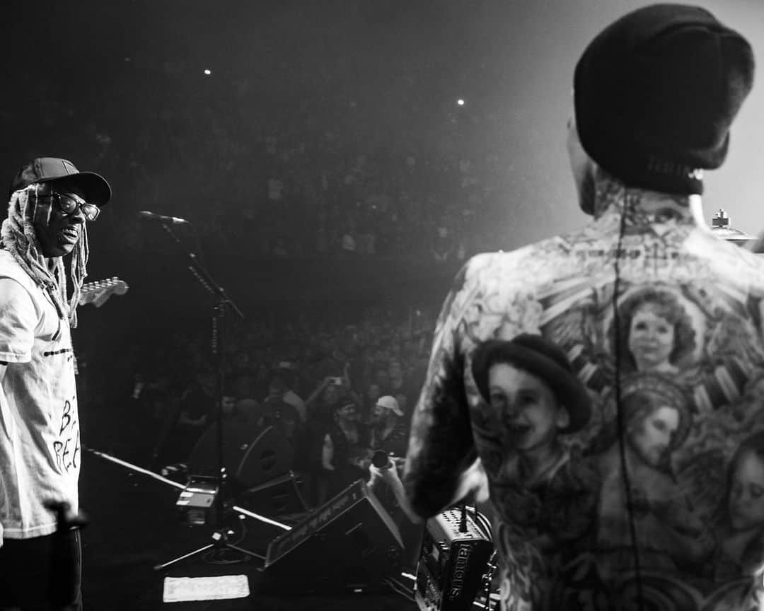 Rock Soundさんのインスタグラム写真 - (Rock SoundInstagram)「blink-182, featuring Twenty One Pilots' Josh Dun, All Time Low frontman Alex Gaskarth, Fever 333's Jason Aalon Butler, and tourmate Lil Wayne.⠀ The Forum, Los Angeles⠀ 📸: @fog.again⠀ .⠀ .⠀ .⠀ .⠀ .⠀ #blink182 #markhoppus #travisbarker #mattskiba #twentyonepilots #top #joshdun #joshuadun #clique #alltimelow #alexgaskarth」8月12日 21時23分 - rocksound