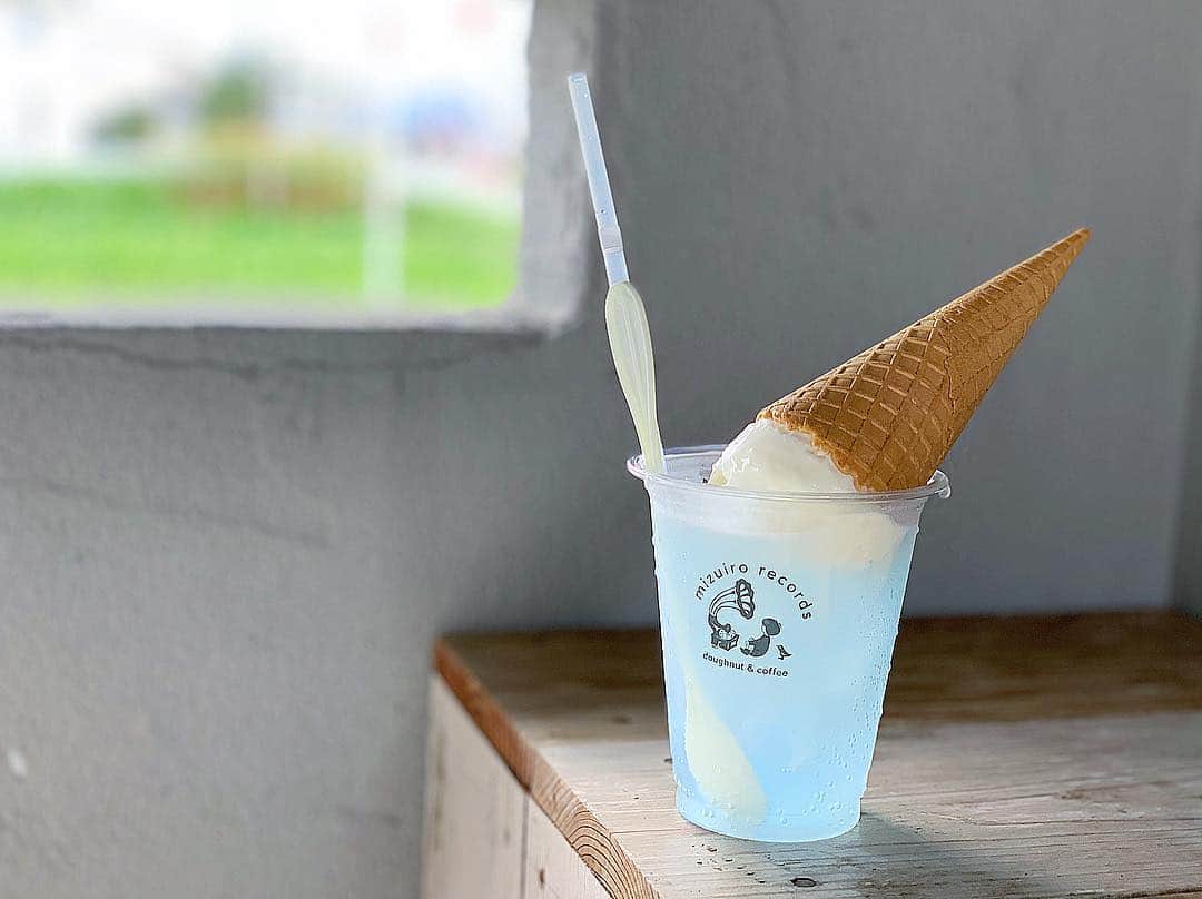 のインスタグラム：「❁ ㅤㅤㅤㅤㅤㅤㅤㅤㅤㅤㅤㅤㅤ  #水色レコード のクリームソーダ。 ㅤㅤㅤㅤㅤㅤㅤㅤㅤㅤㅤㅤㅤ お店の名前にもある水色は天然の色素で見た目は爽やか✧︎ ㅤㅤㅤㅤㅤㅤㅤㅤㅤㅤㅤㅤㅤ ソフトクリームが逆さに入っているのはインパクト大！ ㅤㅤㅤㅤㅤㅤㅤㅤㅤㅤㅤㅤㅤ 炭酸が得意ではないのだけど微炭酸で、自家製シロップも甘すぎず飲みやすかったですよ〜ෆ̈  ㅤㅤㅤㅤㅤㅤㅤㅤㅤㅤㅤㅤㅤ 写真の背景の緑は、田んぼ。 のどかな風景の中、ホッと一息休憩を♡ೄ̥̽︎ ㅤㅤㅤㅤㅤㅤㅤㅤㅤㅤ  ㅤㅤㅤ ㅤㅤㅤㅤㅤㅤㅤㅤㅤㅤㅤㅤㅤ ㅤㅤㅤㅤㅤㅤㅤㅤㅤㅤㅤㅤㅤㅤㅤㅤㅤㅤㅤㅤㅤㅤㅤㅤㅤ  ㅤㅤㅤㅤㅤㅤㅤㅤㅤㅤㅤㅤㅤㅤㅤㅤㅤㅤㅤㅤㅤㅤㅤㅤ ㅤㅤㅤㅤㅤㅤㅤㅤㅤㅤㅤㅤㅤ  ㅤ  ㅤ  ㅤ ✧︎*⑅୨୧┈┈┈┈୨୧⑅* ❁︎⑅୨୧┈┈┈┈୨୧⑅✧︎*。 #三重#三重県#伊勢志摩#伊勢市#伊勢カフェ#クリームソーダ#夏の思い出#伊勢志摩観光#夏休み#尾崎ななみ#伊勢志摩アンバサダー#73mie」