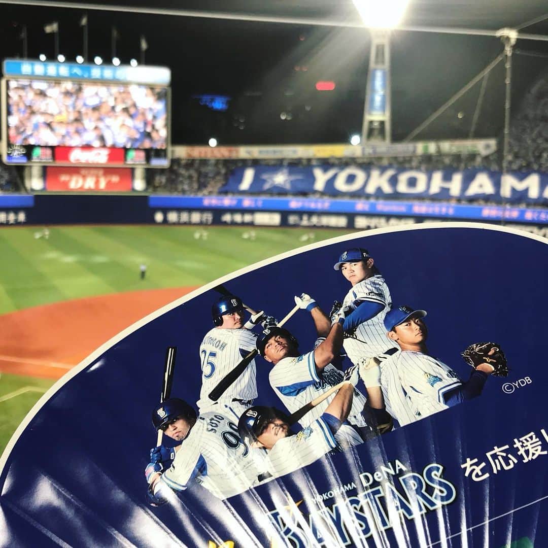 小川理子さんのインスタグラム写真 - (小川理子Instagram)「子供の頃からの箱推しなベイスターズ⭐️✨勝利するとハマスタのグラウンドでする花火がカッコ良い💕 ブルーライトもライブみたいで好き、、😍現在優勝争いまっただなかで目が離せません‼️ 野球といえば、、 今年の夏は東京ドームに都市対抗野球を観に行けたよー‼️⚾️ 3日も行けて満足😍私が都市対抗でいくつかのチームでチアをさせていただいたのを思い出した💕スポーツは良いねー！  #野球 #野球女子 #野球好き  #野球好きな人と繋がりたい  #野球って素晴らしい #野球応援  #横浜denaベイスターズ #横浜スタジアム #野球すきな人と繋がりたい #社会人野球 #社会人野球を盛り上げよう #都市対抗野球  #都市対抗野球大会2019  #baseball #baystars」8月12日 21時25分 - ogawariko11
