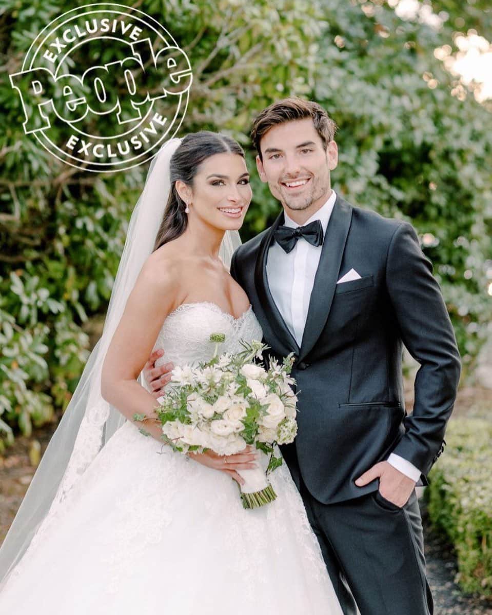 People Magazineさんのインスタグラム写真 - (People MagazineInstagram)「Bachelor in Paradise alums Ashley Iaconetti and Jared Haibon are married! ❤️ Tap the bio link for more on the couple's elegant, romantic ceremony in Rhode Island. | 📷: @rebeccayale」8月12日 21時37分 - people