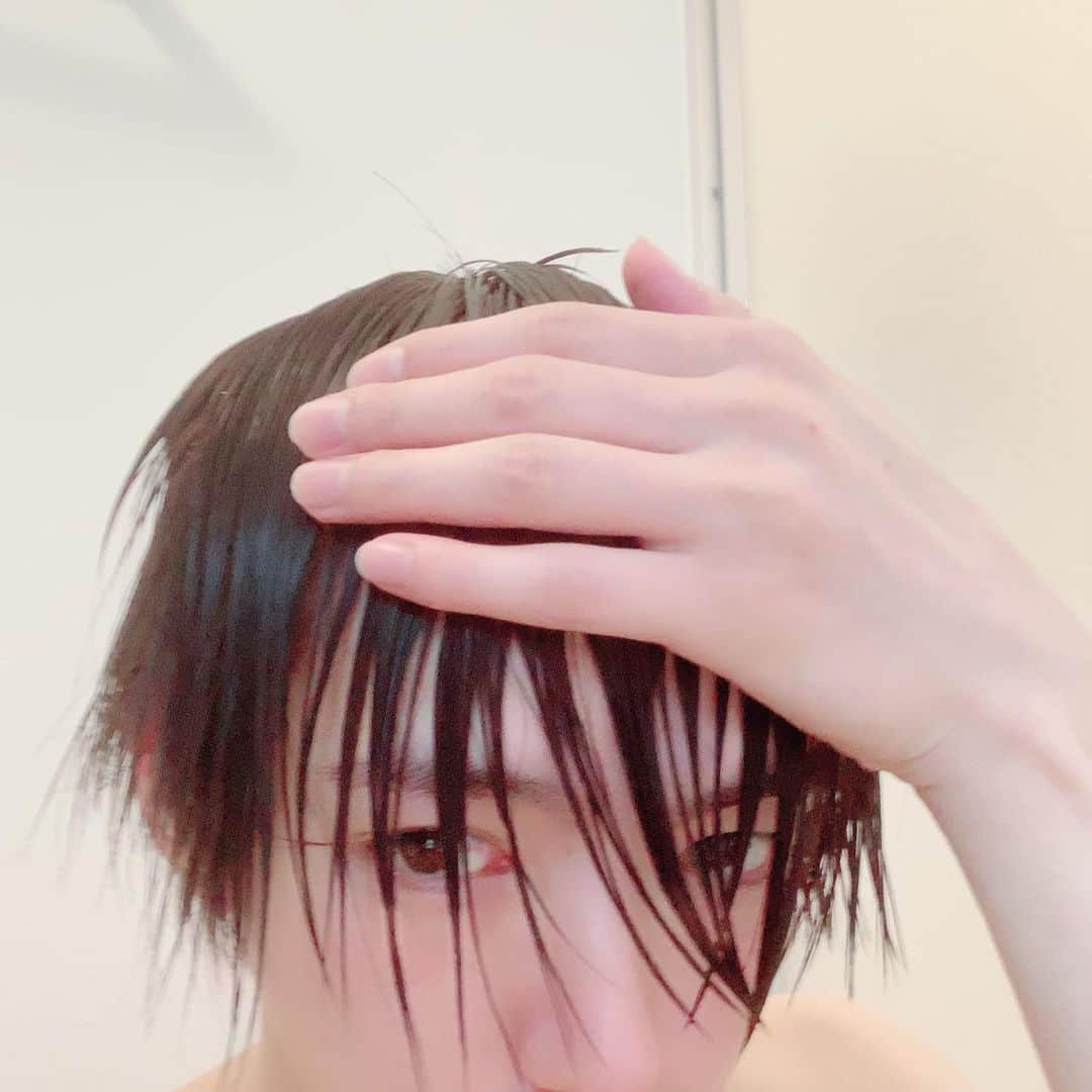 長倉正明さんのインスタグラム写真 - (長倉正明Instagram)「髪色が明るくなりすぎたのでダークモカに染めました。 どうせまたすぐ色落ちします。 そして髪も長すぎたので自分でサクッとカット。 後ろがスッキリしたね。  #髪切り #染めました #ダークモカ #ちょいイメチェン #一時的暗め」8月12日 21時31分 - masaaki_nagakura