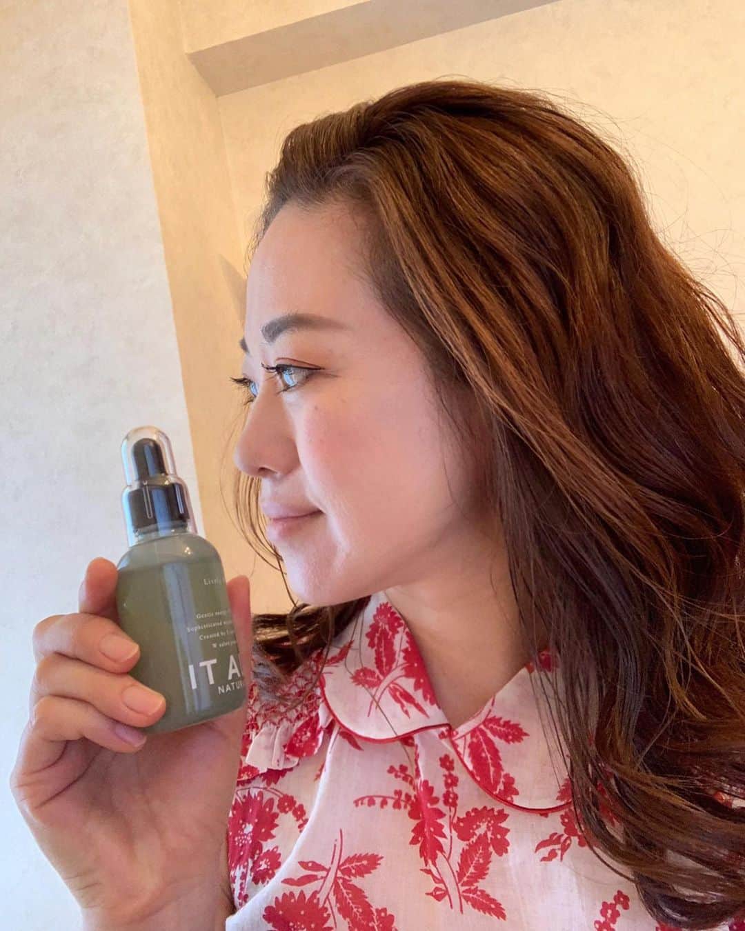 のインスタグラム：「※ Must item for my hair care 💇‍♀️✨ . Smells good and texture is so smooth ✨ . 最近使ってるヘアオイル✨ . @abbey__hair と @sincere_garden  とのコラボで実現したアイテム✨ . とってもいい香りで、ベタつかず 湿気に弱い私の髪にしっくりきてます . . #abbey #hairoil #haircare #ヘアケア #ヘアオイル #シンシアガーデン #sinceregarden #itallnatural #イットオールナチュラル」