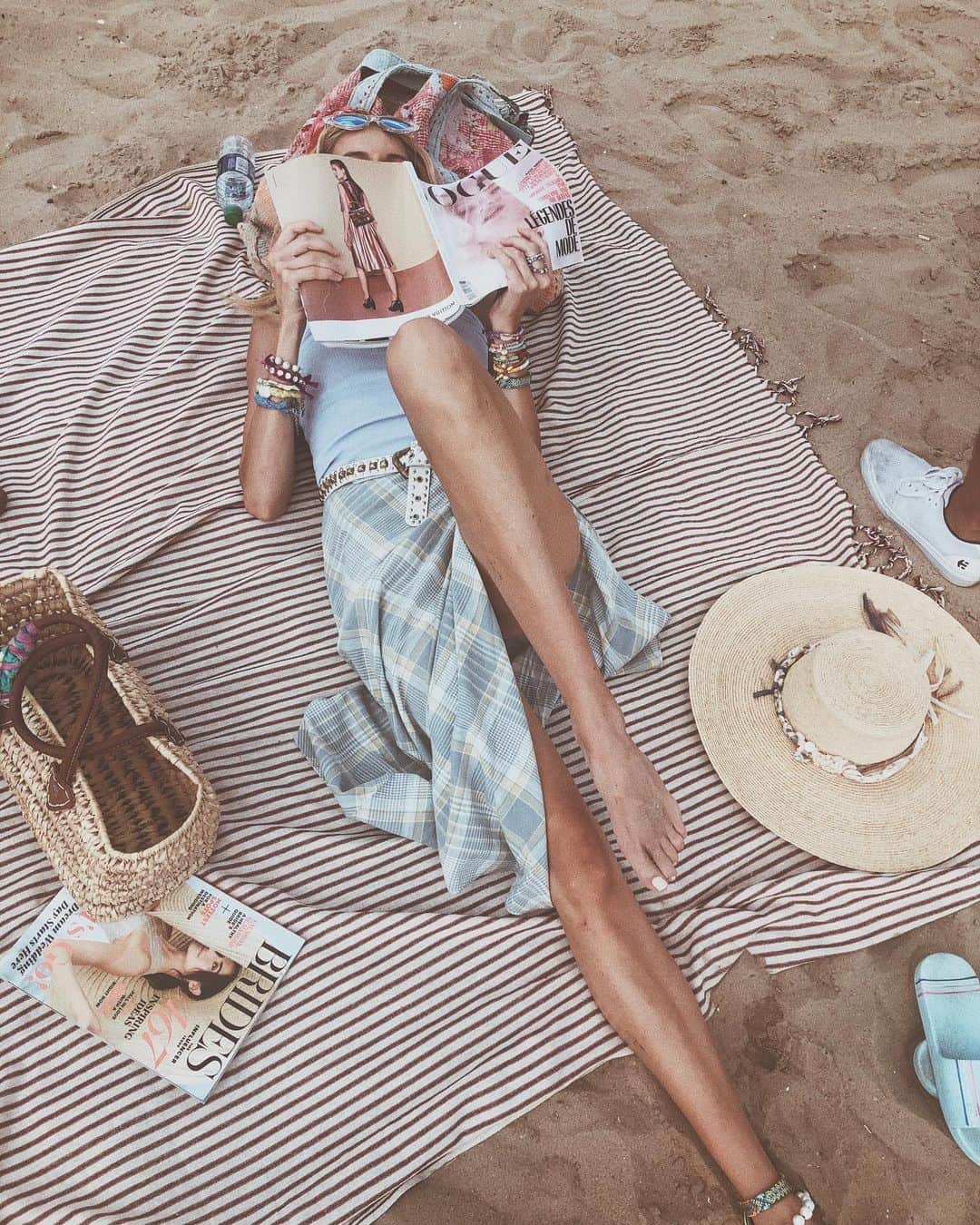 ダニジョーのインスタグラム：「Pretending it’s still the weekend 😏」