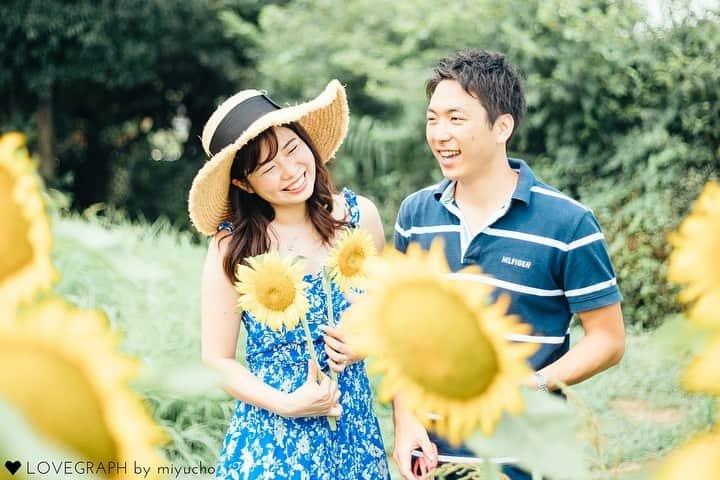 Lovegraph［ラブグラフ］さんのインスタグラム写真 - (Lovegraph［ラブグラフ］Instagram)「. 6年のお付き合いを経て婚約されたお二人。 これからも笑顔あふれる毎日を☺️ ㅤㅤㅤ ┈┈┈┈ ㅤㅤㅤ こちらも更新しております▷ @lovegraph_kids @lovegraph_maternity @lovegraph_wedding  ㅤㅤㅤ #Lovegraph #ラブグラフ #幸せな瞬間をもっと世界に ㅤㅤㅤ #カップルフォト #カップルフォト倶楽部 #ひまわり畑 #ロケーションフォト #リンクコーデ #カップルコーデ #モノトーンコーデ #記念日デート #記念日 #サプライズ #写真好きな人と繋がりたい #写真撮ってる人と繋がりたい #カップルさんと繋がりたい #夏の思い出 #6年記念日 #ひまわり #photography #sunflower #japanese」8月12日 21時36分 - lovegraph_me