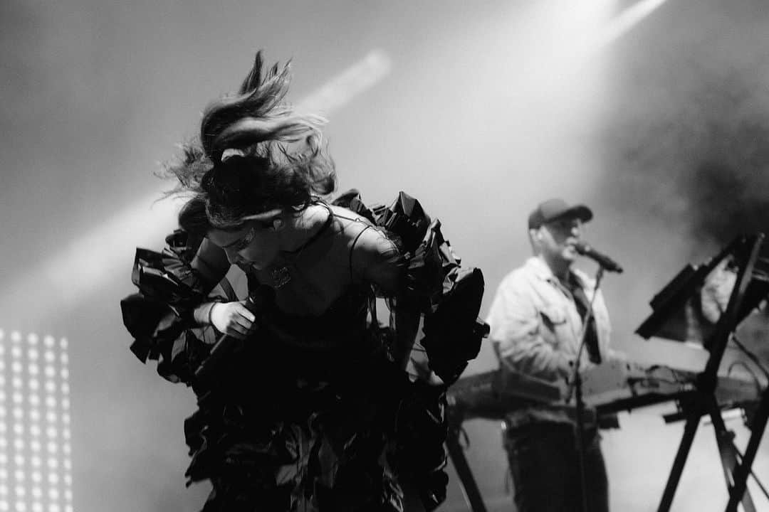 CHVRCHESさんのインスタグラム写真 - (CHVRCHESInstagram)「Last night in Edinburgh 🖤 Probably the rainiest gig we’ve ever done but one of the most fun. Thank you to everyone who stuck it out ☔️ Photos by @euanrphoto.」8月12日 21時45分 - chvrches