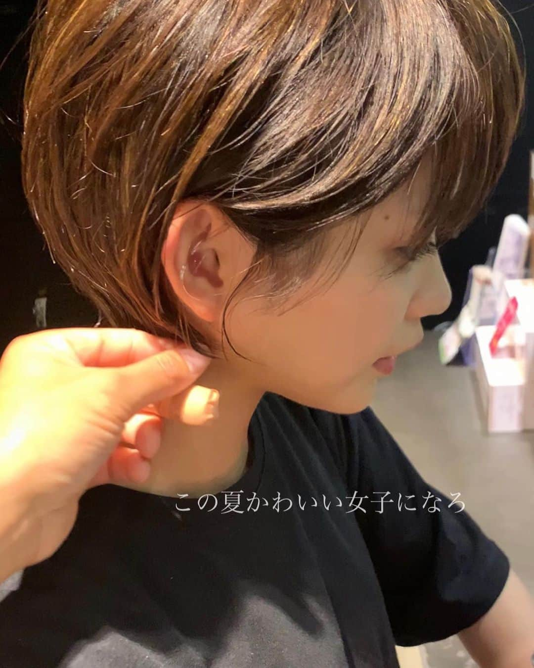 ✂︎伊輪/ショート&ボブ/銀座/渋谷/亀戸/美容師✂︎さんのインスタグラム写真 - (✂︎伊輪/ショート&ボブ/銀座/渋谷/亀戸/美容師✂︎Instagram)「✨✨✨2019年  夏  伊輪 ショートはさらに進化します✂︎✂︎✂︎✨✨✨ミニーカラー ×  ミニーショート × ✂︎✂︎✂︎✨✨✨ . ◆ 🌟 🌟2019年3月🌟2回目の個人月間指名総売上 1300万円を達成できました✨✨✨✨お客様には心より感謝申し上げます。 . そして、🌟2019年 ⚡️自分に自信がない方⚡️をTEAM伊輪でモテる（自信ももてる）女子にします😊😊😊自分なんてかわいくない。自分はブス。自分に自信がない。自分の年齢的にあきらめちゃう、自分が好きじゃない、ちょっとかわいいけどもっとかわいくなりたい方、などなど、と遠慮してしまーーーーう女性のみなさん！！そんな女性の魅力を引き出し、必ずキレイにかわいくいたします！！髪型から始まる2019年にしましょう！！！髪型変わると人生変わりますよ✨✨✨ぜひ、僕の自慢のTEAM伊輪におまかせください！！！ . そして ★AFLOATは敷居は高いと思われがちですが★そんな事はありません！！ かわいく、キレイになりたい方ならほんとーーーーーーに誰でもオーケーです！年齢も関係ないですし、自分に自信のない方ならなおさら、ウェルカムです🌟 ◆僕にしかできないカット技術✂︎✂︎✂︎◆で必ず、キレイにかわいくいたしますよ！！！😆😆😆 . ◆僕にしかできないカット技術✂︎✂︎✂︎◆ . 🌟ミニーショート♡✂︎は似合わせカット&カラーです🌟 . 年齢も関係ないです！！！ 10代〜50代、60代、70代でももちろんOKです*\(^o^)/*僕のお客様は年齢層はほんとーーーーーに幅広いので遠慮なくオーダーしください！！ . 長さのバランス、顔の大きさに、骨格、輪郭、クセ、などのその人にに合わせた、ヘアスタイルをお届けします！ . 楽しみにしていてくださいね！！ . ◆ご予約について◆ . DMが1番予約とれます🙋⭐️⭐️⭐️ 遠慮なく、直接のメッセージください⭐️⭐️⭐️ 突然でも、深夜でも、夜中でもいつでも遠慮なく連絡くださーーーい！！ .  銀座店.渋谷店はネット予約枠が少ないためお電話ですと予約取れます⭐️ .  銀座店 03-5524-0701 渋谷店 03-6455-1640 亀戸店 03-5875-5992 . 『僕にしかできない似合せますカット』技術で必ずかわいくしますのでぜひ、担当させてくださいね。 . ★僕らにしかできない★TEAM伊輪のアシスタント5名 ✨✨✨✨✨✨✨✨✨✨✨ ◆ TEAM伊輪 の女性カラーリスト◆ ★藤崎 @yuzu.natu  カラーの知識と経験をもったスペシャリスト揃い！カウンセリングさせていただき、 女性目線でのデザインとお客様のニーズを融合して、カラーを提案させていただきます . ☑︎赤味や黄味を消したい ☑︎パサついて見えない艶カラーがしたい ☑︎暗くてもキレイなカラーがしたい ☑︎職場でも大丈夫なカラー ☑︎白髪染めでもキレイにカラーしたい ☑︎ハイライトなどもしてみたい ☑︎人とは違うオシャレカラーがしたい . などなど、1度ご相談ください♪🌟 . ◆TEAM伊輪のストレート担当◆ ★新野さん @niinyo_san  お客様のストレートやパーマのカウンセリングさせていただき、提案、相談を担当しています。1日に4.5人のお客様のストレートをしている経験値と豊富な知識、ダメージを理解したマニアックなお薬選定をし、そのお客様にあったパーマを行います！！ . ★ ★長田君 @takaragram_  が6月1日にデビューしました！！ . 僕の自慢のTEAM伊輪にぜひ会いに来てください。 TEAM全員で必ずお客様を幸せにいたします😆😆😆 . ◆ネットでご予約が✖︎の場合◆でもお電話だとご予約可能です！！お気軽にお電話ください。 女性レセプションさんが対応させていただきます。 . 銀座店 03-5524-0701 渋谷店 03-6455-1640 亀戸店 03-5875-5992 . ◆料金・出勤スケジュール◆に関しては プロフィールのウブサイトクイック⭐️」8月12日 21時39分 - iwa_short