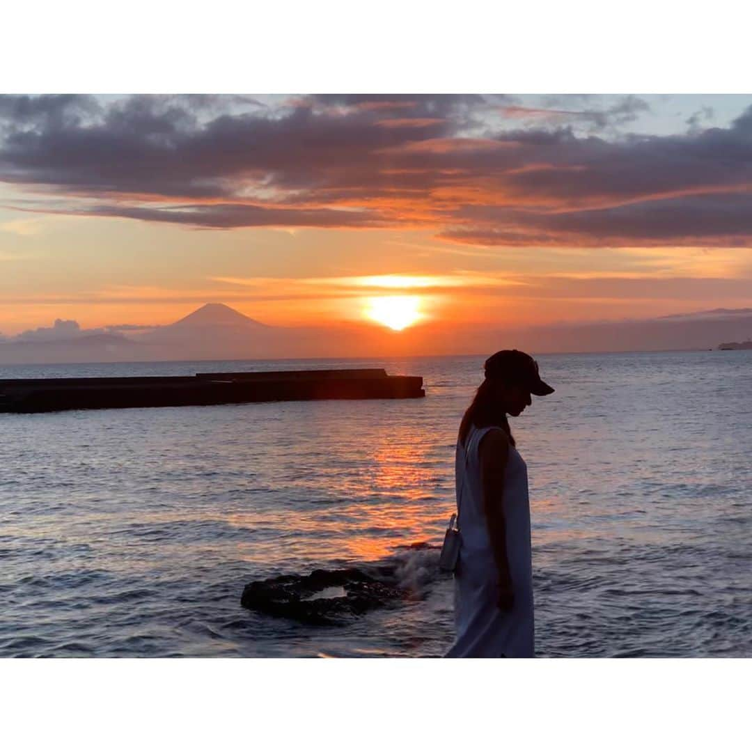 戸田れいさんのインスタグラム写真 - (戸田れいInstagram)「Listen to the sound of silence💫 ・ ・ 今年の夏ほど夏してる夏は久しぶり🌞 と言う、謎の日本語。なんとなく、伝わる？𐤔𐤔 ・ ・ #sunset#summer#mtfuji#ocean」8月12日 21時39分 - rei_toda