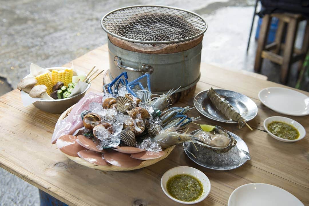 HereNowさんのインスタグラム写真 - (HereNowInstagram)「It's summer all the time in Bangkok, means that everyday is a perfect day to drop by @summerstreets for charcoal grilled seafood BBQ. ร้านปิ้งย่างซีฟู้ดที่มีจุดเริ่มต้นมาจากดีไซเนอร์ 3 คน Recommended by @ppoojiradt. . . . #herenowcity #wonderfulplaces #beautifuldestinations #travelholic #travelawesome #traveladdict #igtravel #livefolk #instapassport #optoutside  #Bangkok #explorethailand #バンコク #バンコク観光 #バンコク旅行 #방콕 #방콕여행 #태국 #曼谷」8月12日 21時41分 - herenowcity