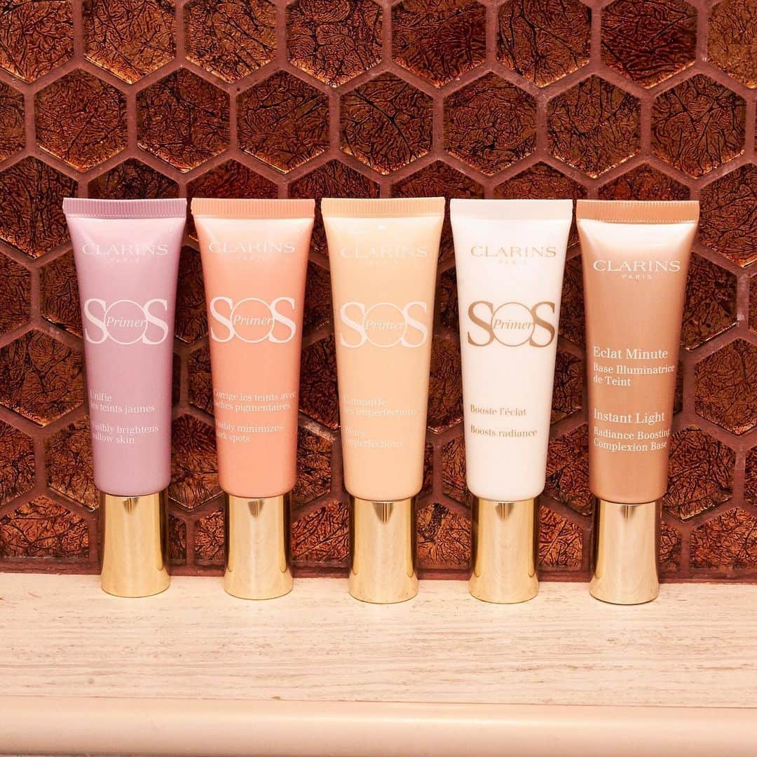 Clarins Middle Eastさんのインスタグラム写真 - (Clarins Middle EastInstagram)「أساس المكياج: ضعي إس أو إس برايمر فوق جميع أنحاء البشرة! تصحيح مستهدف: ضعي المنتج بعناية فوق مناطق محددة. مشكلات متعددة: استخدمي عدة منتجات من إس أو إس برايمر مرةً واحدةً في مناطق مختلفة من البشرة للقضاء على عدة مشكلات. Three perfecting uses: Make-up base: Apply SOS Primer all over! Targeted Corrector: Apply selectively, by area. Multiple Concerns: Use several SOS Primers all at once for different areas of concern. #Clarins #ItsAllAboutYou #ClarinsMe #ClarinsMakeup #primers」8月12日 21時42分 - clarinsmiddleeast