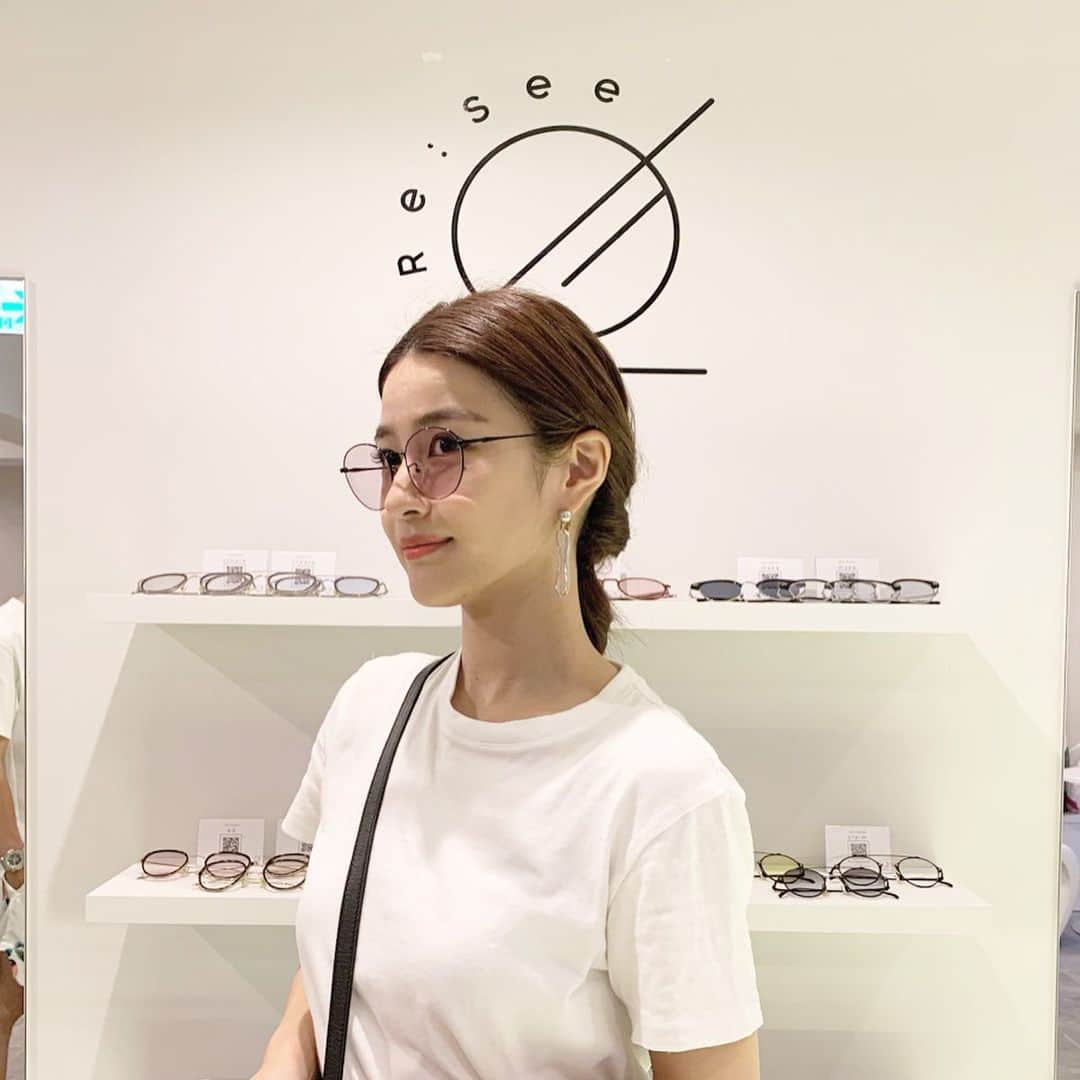 中瀬古ゆきなさんのインスタグラム写真 - (中瀬古ゆきなInstagram)「おニューのサングラスが可愛いすぎて、、！❤️🥺💗 ・ 少し大きめのサイズ感にピンクのレンズ💕🕶 日本で唯一のグラスフィッター、 @issei_glassesfitter さんが手掛けるブランド @resee.official のものです🥰 オープンについてお話ししていた頃から 約半年。なんと原宿駅の目の前という 神な立地に開店なさいました！！！🥳🎊 本当に本当におめでとうございます㊗️👏 ・ Re:Seeの眼鏡のレンズは透明度抜群で これまでかけていたものと全く違います🤣🌈 その上、デザインも可愛いしカラーも豊富！！ つぎメガネ買いたいな〜って方は ぜひいっせいさんのReseeで選んでみて下さい🥰 ・ ちなみに私がオーダーしたサングラスは 👉achのBK カラーレンズ ピンク25です🎵 ・ #resee #sunglasses #photo #harajuku #newopen #shop #code #coordinate #ootd #fashion #monotoon #colourlens #pink #black」8月12日 21時45分 - yuch1129