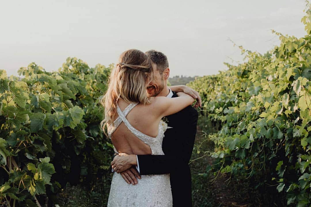 のインスタグラム：「Congratulations to Azzurra, our #jennypackhambride who looks absolutely gorgeous in the Elina gown for her Italian summer wedding to Simone. Photography by @firstlightwed #jennypackham #elina #thewhitecarpet」