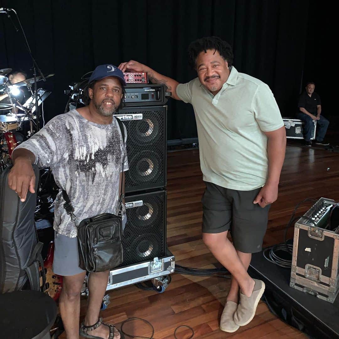 ヴィクター・ウッテンのインスタグラム：「Hangin’ with @james_genus at soundcheck. #herbiehancock」