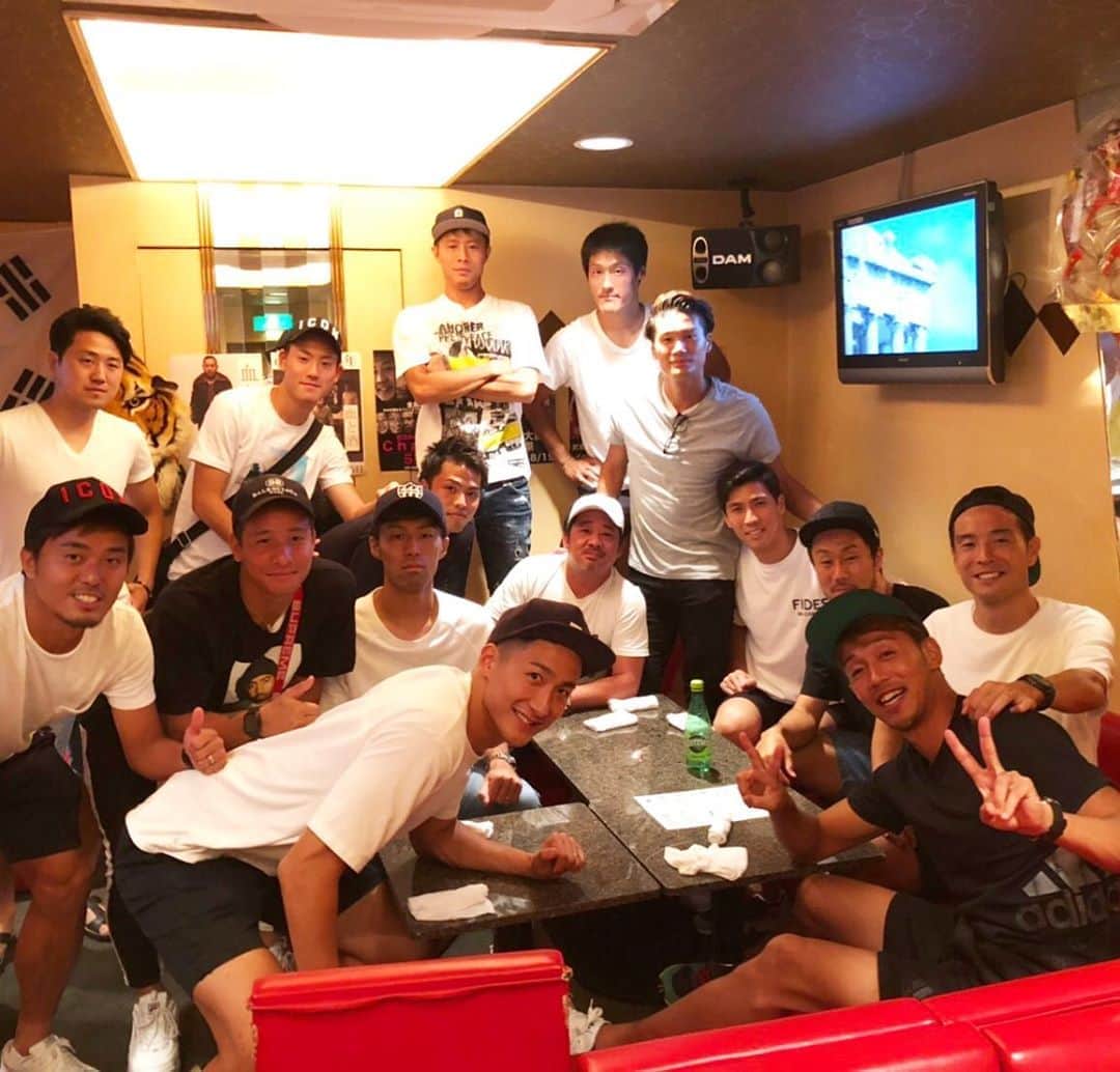 都倉賢のインスタグラム：「やまちゃんの送別会！！！ 寂しいけど、やまちゃんの挑戦を心から応援してるぞ📣  どこに行ってもファミリー！また会えるのを、対戦できるのを楽しみにしてるね👍👍👍」
