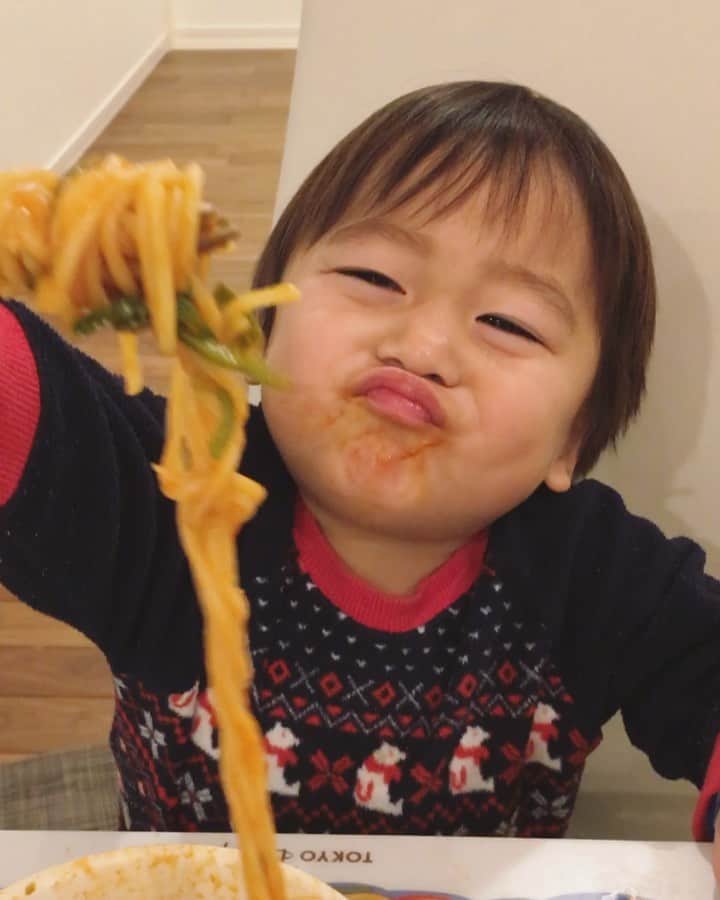 かなのインスタグラム：「． #懐かしいシリーズ ． 👶🏻「よいちょ！えいっ！」 って気合いいれながらスパゲティ食べてるのがツボで最近よく見てる動画😂🍝 ． ． 気づけば夏休みも折り返し😳 早い〜💦まだまだ夏休みがいいよ😢🍉 ． ． ． #りーくんの成長記録#もぐもぐ#懐かしい#可愛い#癒し#息子#夏休み」
