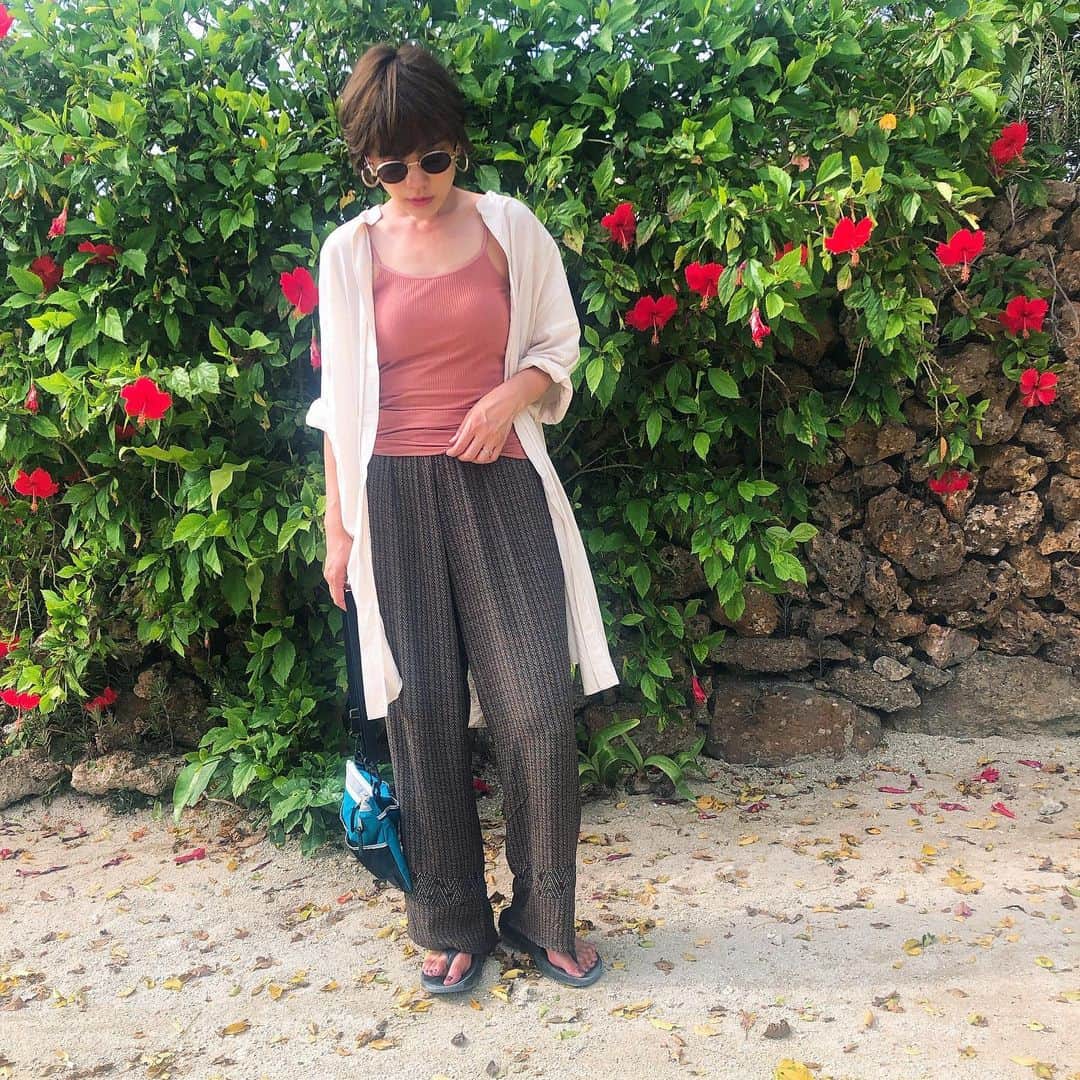 のインスタグラム：「. . fashion🙆🏻‍♀️ 旅行先では大体こういうラフな格好かワンピース😋❤️ . . #fashion #trip #島好き #海好き #beautyandyouth #stevenalan #gregory」