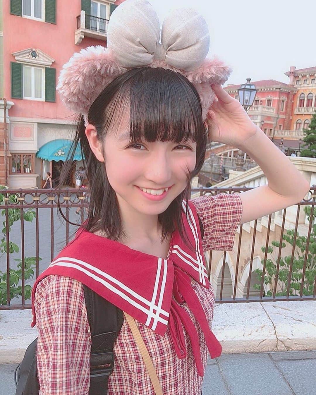 今村麻莉愛のインスタグラム：「. この前ディズニーシーに @yueruito_1024  @sayamaru_hkt48  @ricopi__hkt48  の4人でいってきました(*´˘`*)♡ ・ 沢山写真撮ったので今日から載せていきたいと思います💕 ・ この写真はディズニーに入ってすぐのウキウキしてる写真です😂 ・ #ディズニーシー  #シェリーメイ  #彼女とディズニーなうに使っていいよ  #hkt48  #今村麻莉愛」