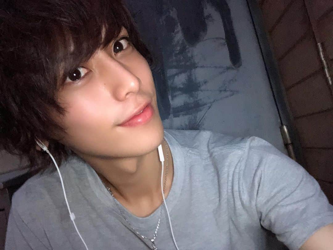 北村エレンのインスタグラム：「‪気づいたらあと2時間で誕生日！暗くて盛れねーや！‬ ‪23年間で僕が手にしたものは、教員免許と運転免許くらいです！‬ ‪父さん母さんごめんな！‬」