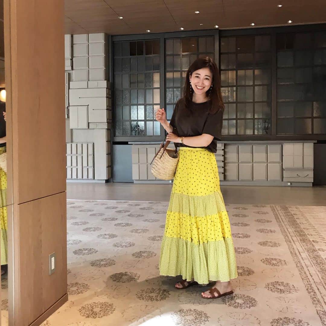 のインスタグラム：「. ランチへ。 . (2枚目) 連れて行った娘とYellowリンク💛 . 小学生になるとあまりママのお出掛けに ついて来てくれない、と聞いたけど… . ウチはいつまで手を繋いでくれるかな と思ったら妙にキュンとなり 繋いだ手を📸してみました😢 . . #coordinate#momlife #ママコーデ」