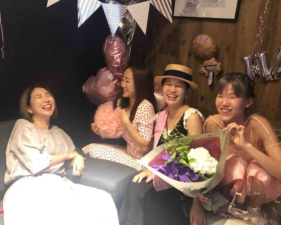 神崎恵さんのインスタグラム写真 - (神崎恵Instagram)「大好きな大好きな @banemaki ちゃんのbabyshower🍼🎉🧁💕🥳 もうすぐbabyに会えるのかと思うと、不思議さいっぱい、ワクワクいっぱい。 なんて可愛いママだろう🥺💕 大好きなひとたちと過ごす時間は、ほんと、幸せでいっぱいになる。  ワンピース #rouje ❤️❤️❤️」8月12日 21時59分 - megumi_kanzaki