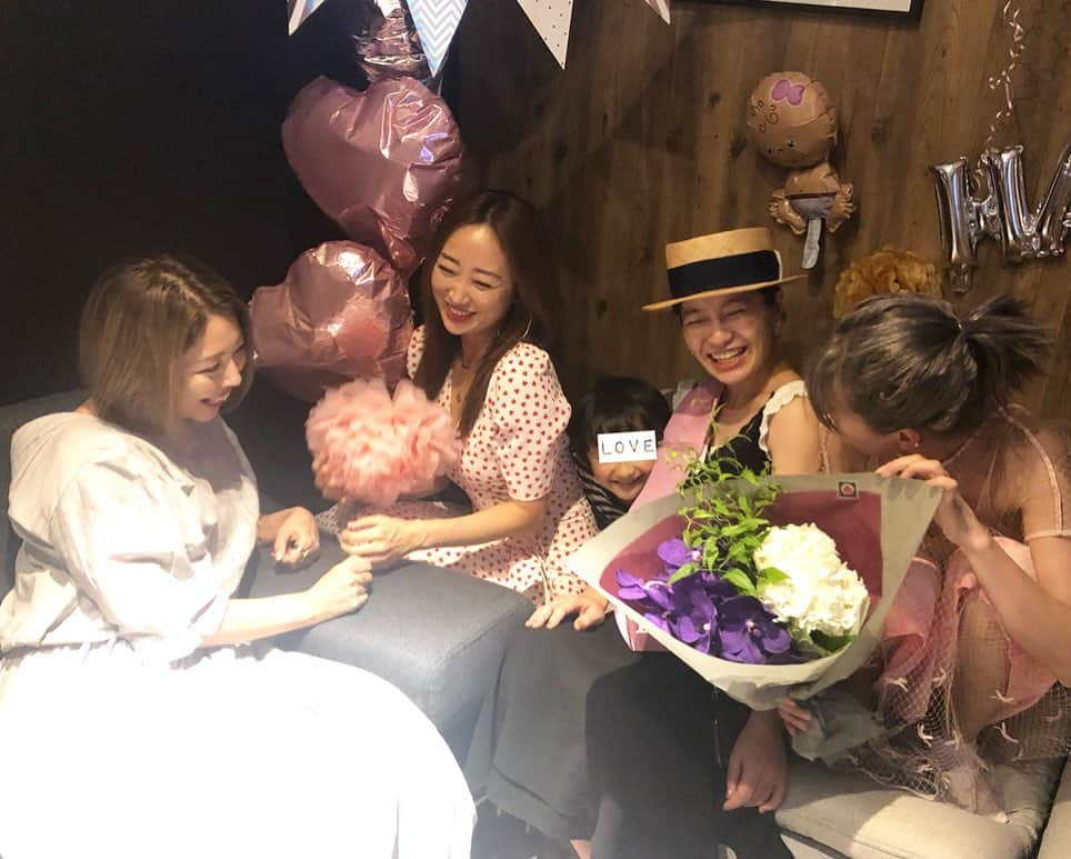 神崎恵さんのインスタグラム写真 - (神崎恵Instagram)「大好きな大好きな @banemaki ちゃんのbabyshower🍼🎉🧁💕🥳 もうすぐbabyに会えるのかと思うと、不思議さいっぱい、ワクワクいっぱい。 なんて可愛いママだろう🥺💕 大好きなひとたちと過ごす時間は、ほんと、幸せでいっぱいになる。  ワンピース #rouje ❤️❤️❤️」8月12日 21時59分 - megumi_kanzaki