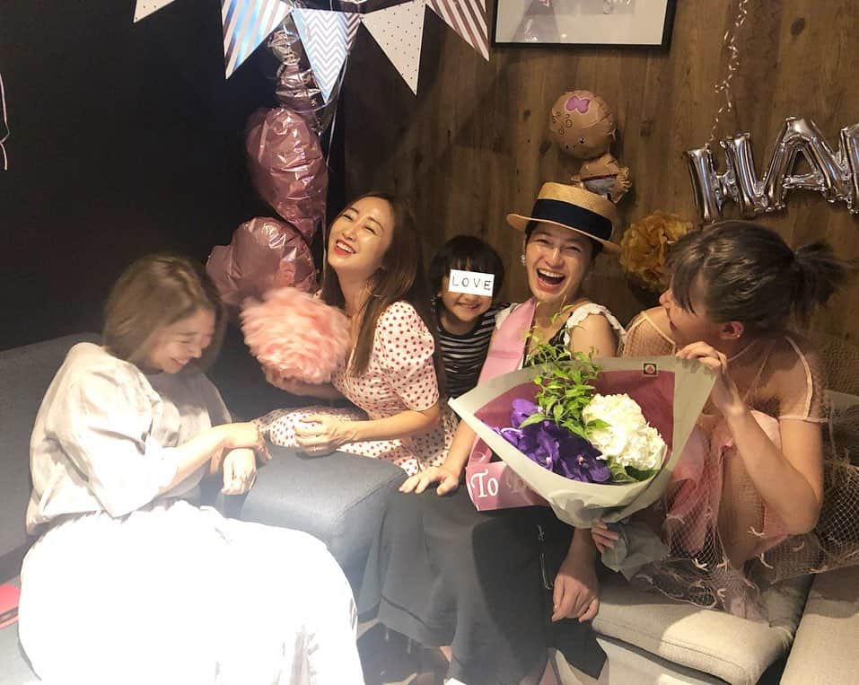 神崎恵さんのインスタグラム写真 - (神崎恵Instagram)「大好きな大好きな @banemaki ちゃんのbabyshower🍼🎉🧁💕🥳 もうすぐbabyに会えるのかと思うと、不思議さいっぱい、ワクワクいっぱい。 なんて可愛いママだろう🥺💕 大好きなひとたちと過ごす時間は、ほんと、幸せでいっぱいになる。  ワンピース #rouje ❤️❤️❤️」8月12日 21時59分 - megumi_kanzaki