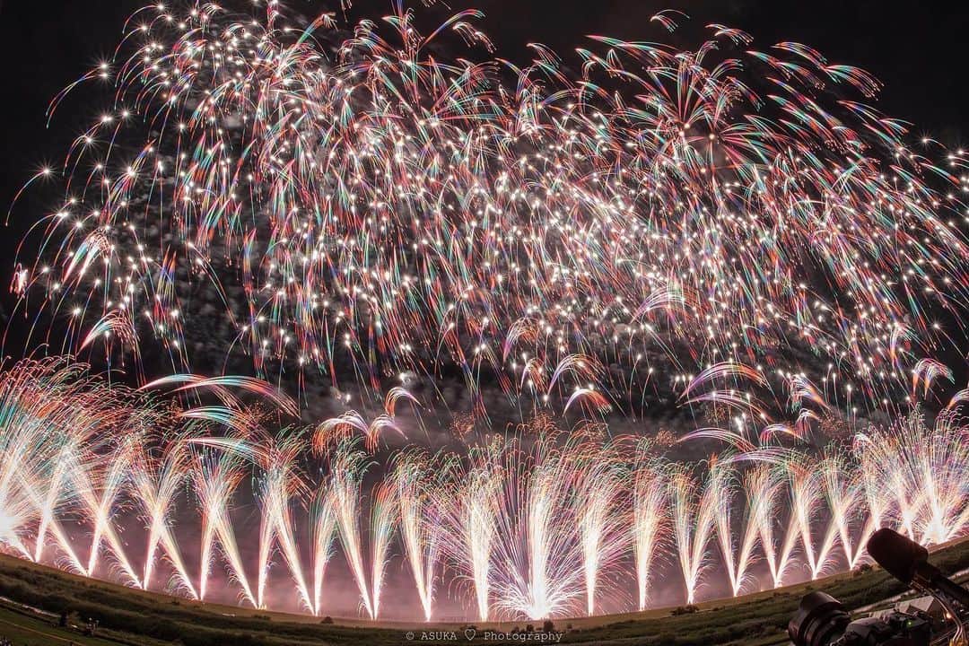 Asuka（明日香）さんのインスタグラム写真 - (Asuka（明日香）Instagram)「*﻿ *﻿ Spectacular🤩﻿ *﻿ *﻿ 思わず声が出てしまうくらいの花火でした😍﻿ 隣の人がちょっと前に出ていらしたので、📷と🎤が💦﻿ ﻿ α7RII × SAMYANG12mm F2.8 ED AS NCS FISH-EYE ﻿ ﻿ 2019.08.07 21:06p.m.﻿ *﻿ *﻿ #神明の花火﻿ #市川三郷﻿ #マルゴー #花火﻿ #fireworks﻿ #nightphotography ﻿ #nightview ﻿ #reallyrightstuff﻿ #fstopgear﻿ #SonyAlpha ﻿ #BeAlpha﻿ #SonyImages﻿ #yourshotphotographer﻿ #sony﻿ #α7RII﻿ #α7R2﻿ #fisheye﻿」8月12日 22時00分 - _asuka_asuka_