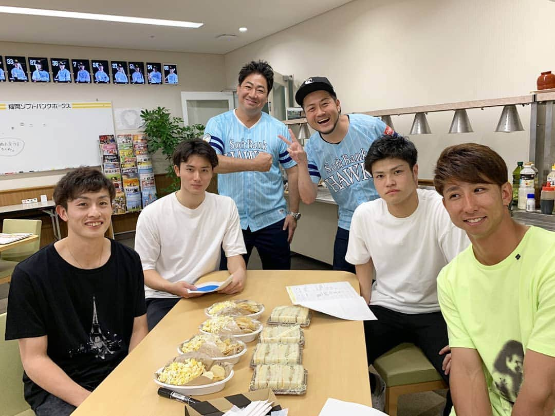 青木淳也さんのインスタグラム写真 - (青木淳也Instagram)「* * * ホークス選手トークショー 【ロッカールーム2019】 今回も選手とお客さんのおかげで バリバリ盛り上がりましたー！ ありがた～い♪ * 福田選手 周東選手 甲斐野投手 高橋純平投手 お疲れのところ ありがた～い♪ * 甲斐野投手のご家族も 盛り上げていただき ありがた～い♪ * * #ブルーリバー #sbhawks #softbankhawks #福岡ソフトバンクホークス #ソフトバンクホークス #ホークス #トークショー #ロッカールーム #福岡 #fukuoka #野球 #baseball #プロ野球 #ホークス芸人 #司会 #福田秀平 #周東佑京 #甲斐野央 #高橋純平 #感謝」8月12日 22時00分 - blueriveraoki