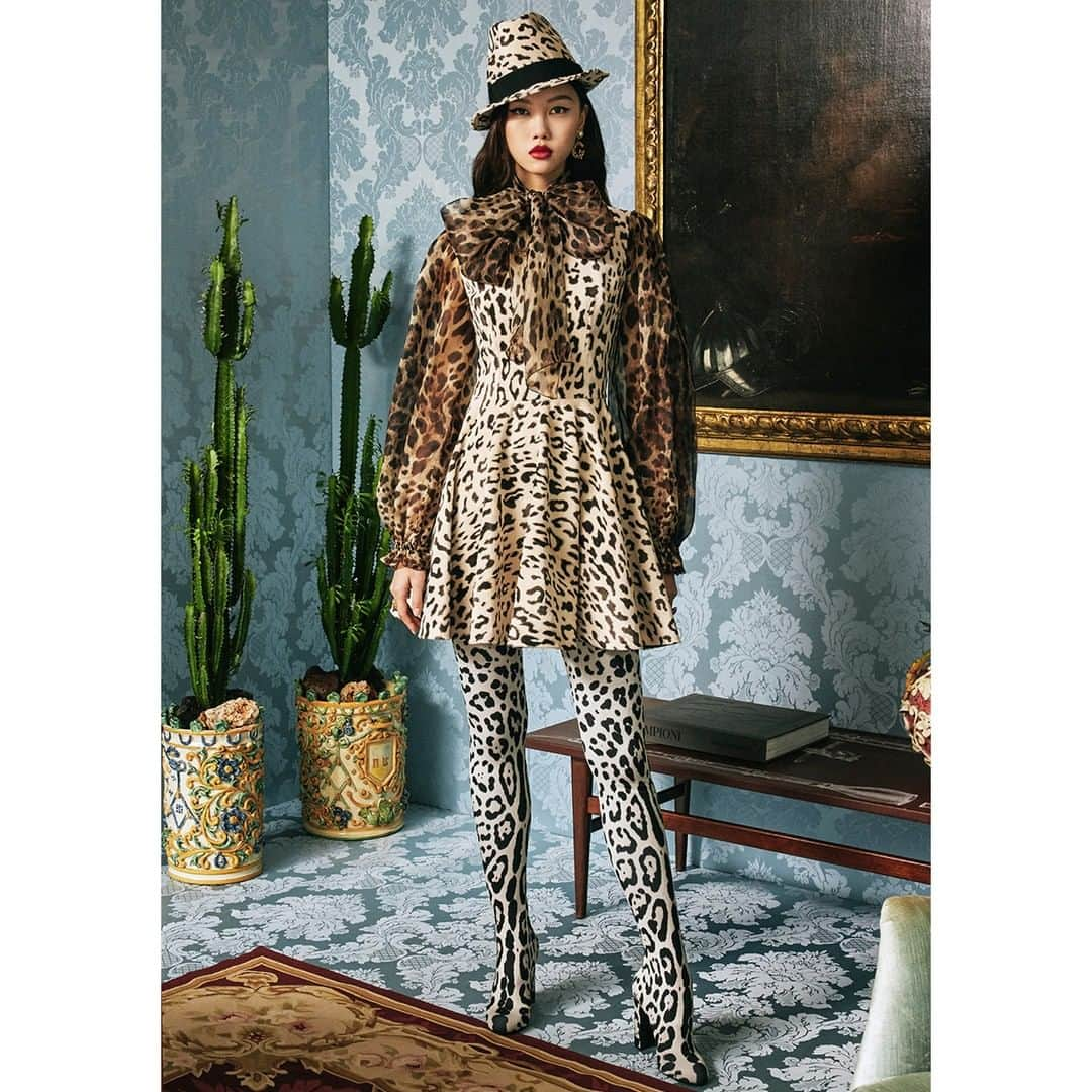 ドルチェ&ガッバーナさんのインスタグラム写真 - (ドルチェ&ガッバーナInstagram)「Unexpected combinations create a total look. That's what you need to be unique this autumn. #DGWomen #DGLeo」8月12日 22時01分 - dolcegabbana