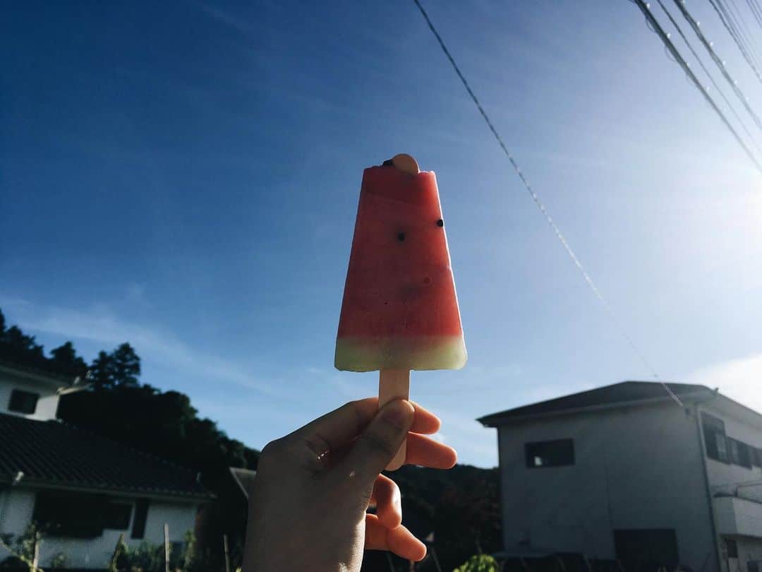 のインスタグラム：「あれれ 気がつけば夏が結構過ぎていますね🍉久しぶりの #スイカバー おいしい！ #summer」