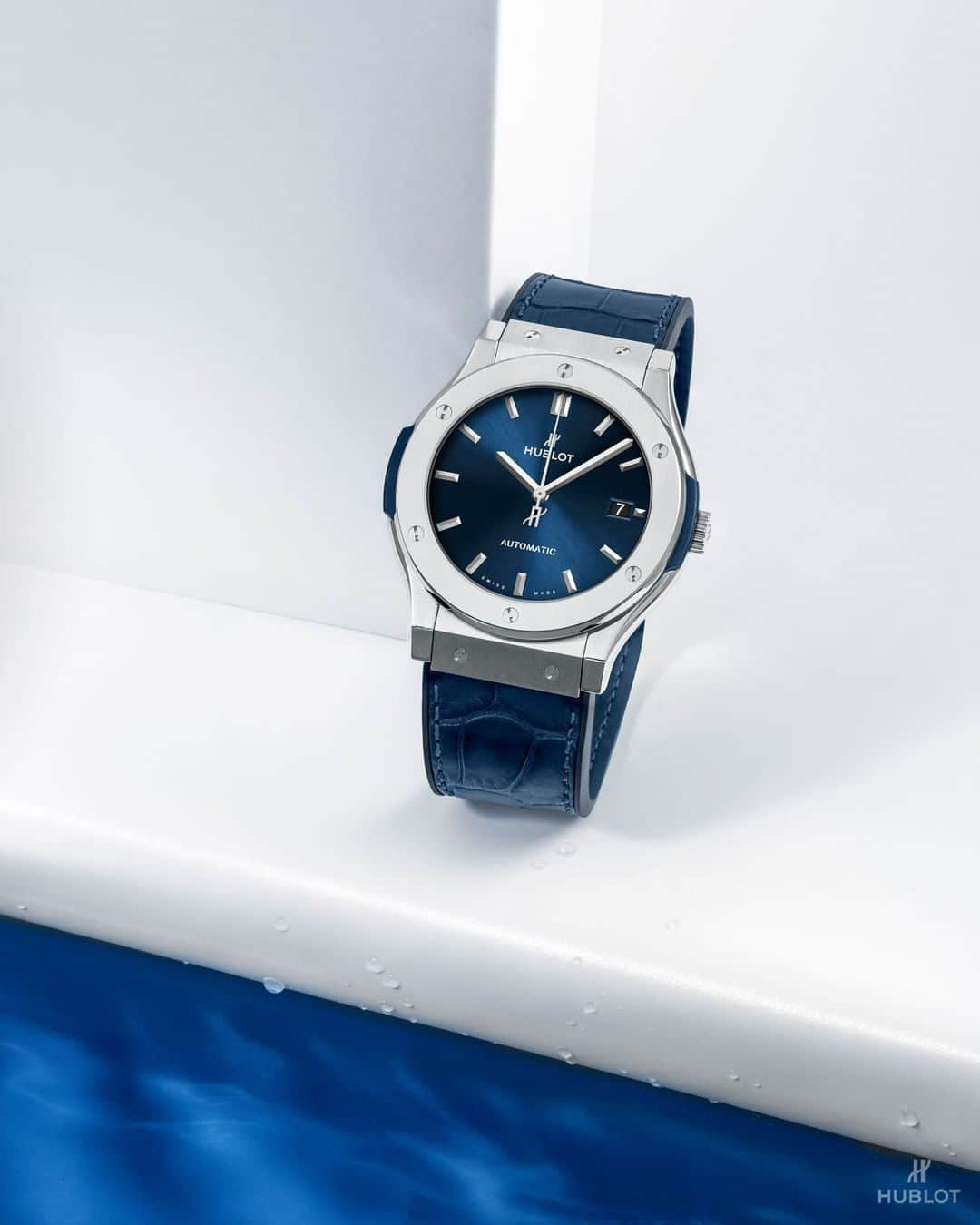 ウブロさんのインスタグラム写真 - (ウブロInstagram)「A nod to Hublot's nautical origins, the azure tones of the Classic Fusion Blue's dial and matching strap. #HublotLovesSummer」8月12日 22時02分 - hublot