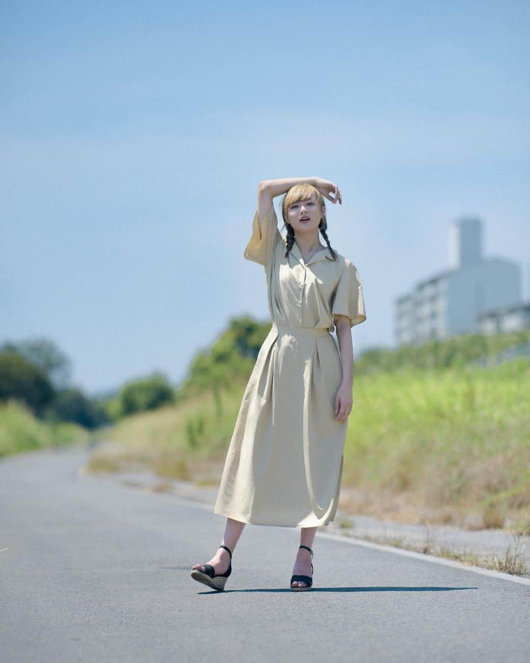 川村まりさんのインスタグラム写真 - (川村まりInstagram)「・ ・ 夏に消されて ・  #ポートレート#ポートレート撮影 #ポートレートモデル #被写体 #ポートレート女子 #ポートレートしま専科 #ポトレ女子 #写真好きな人と繋がりたい #ファインダー越しの私の世界 #作品撮り #portrait #ガールズフォト #女子大生 #撮影会 #ポートレート部 #カメラ好きな人と繋がりたい #igpodium_portraits #いいね返し #その瞬間に物語を #ポトレのセカイ #写真で伝えたい私の世界 #夏コーデ #夏ファッション #金髪 #ハイトーンカラー #青空 #三つ編み #エモ写」8月12日 22時12分 - marimari725