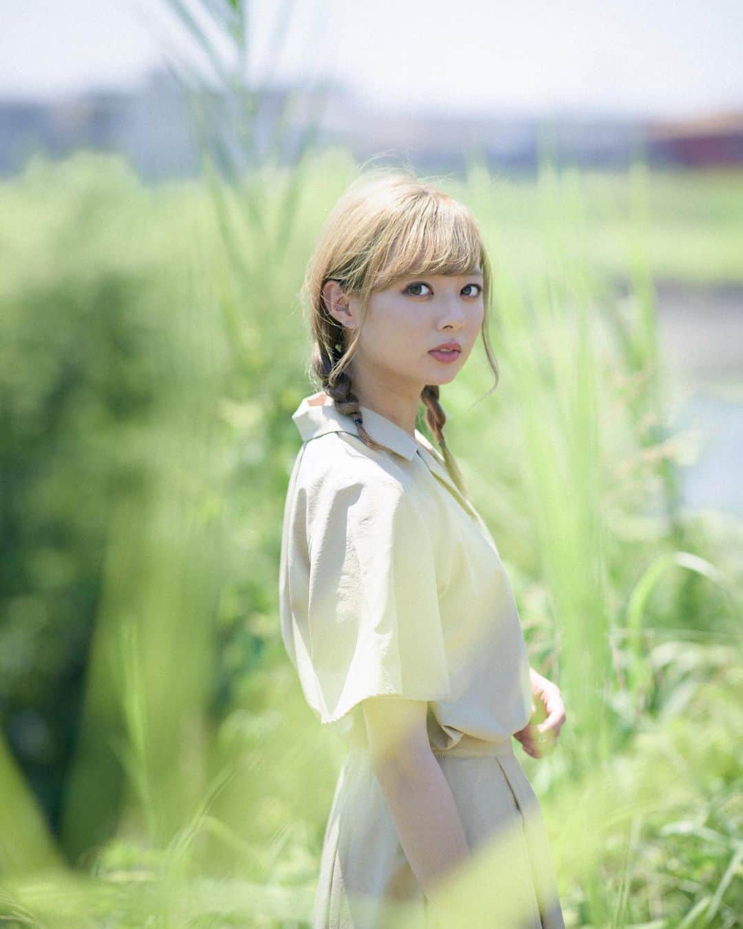 川村まりさんのインスタグラム写真 - (川村まりInstagram)「・ ・ 夏に消されて ・  #ポートレート#ポートレート撮影 #ポートレートモデル #被写体 #ポートレート女子 #ポートレートしま専科 #ポトレ女子 #写真好きな人と繋がりたい #ファインダー越しの私の世界 #作品撮り #portrait #ガールズフォト #女子大生 #撮影会 #ポートレート部 #カメラ好きな人と繋がりたい #igpodium_portraits #いいね返し #その瞬間に物語を #ポトレのセカイ #写真で伝えたい私の世界 #夏コーデ #夏ファッション #金髪 #ハイトーンカラー #青空 #三つ編み #エモ写」8月12日 22時12分 - marimari725