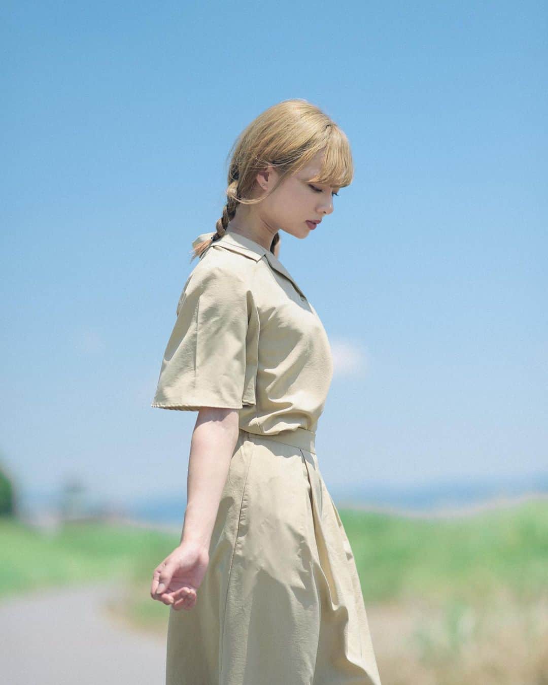 川村まりさんのインスタグラム写真 - (川村まりInstagram)「・ ・ 夏に消されて ・  #ポートレート#ポートレート撮影 #ポートレートモデル #被写体 #ポートレート女子 #ポートレートしま専科 #ポトレ女子 #写真好きな人と繋がりたい #ファインダー越しの私の世界 #作品撮り #portrait #ガールズフォト #女子大生 #撮影会 #ポートレート部 #カメラ好きな人と繋がりたい #igpodium_portraits #いいね返し #その瞬間に物語を #ポトレのセカイ #写真で伝えたい私の世界 #夏コーデ #夏ファッション #金髪 #ハイトーンカラー #青空 #三つ編み #エモ写」8月12日 22時12分 - marimari725