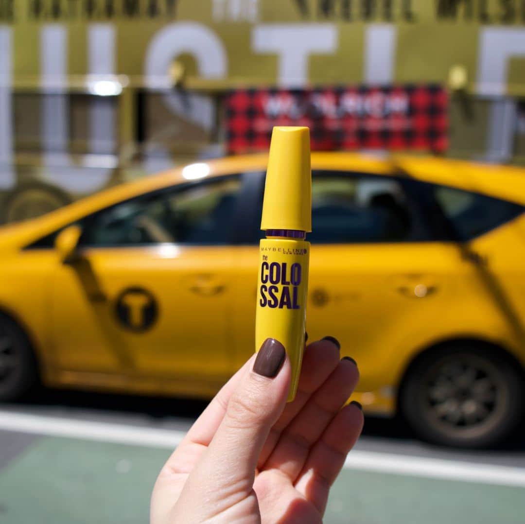 Maybelline New Yorkさんのインスタグラム写真 - (Maybelline New YorkInstagram)「Bring your lashes to life with #colossalmascara! This formula gives you instant volume and plumps up lashes one by one. 💛」8月12日 22時05分 - maybelline