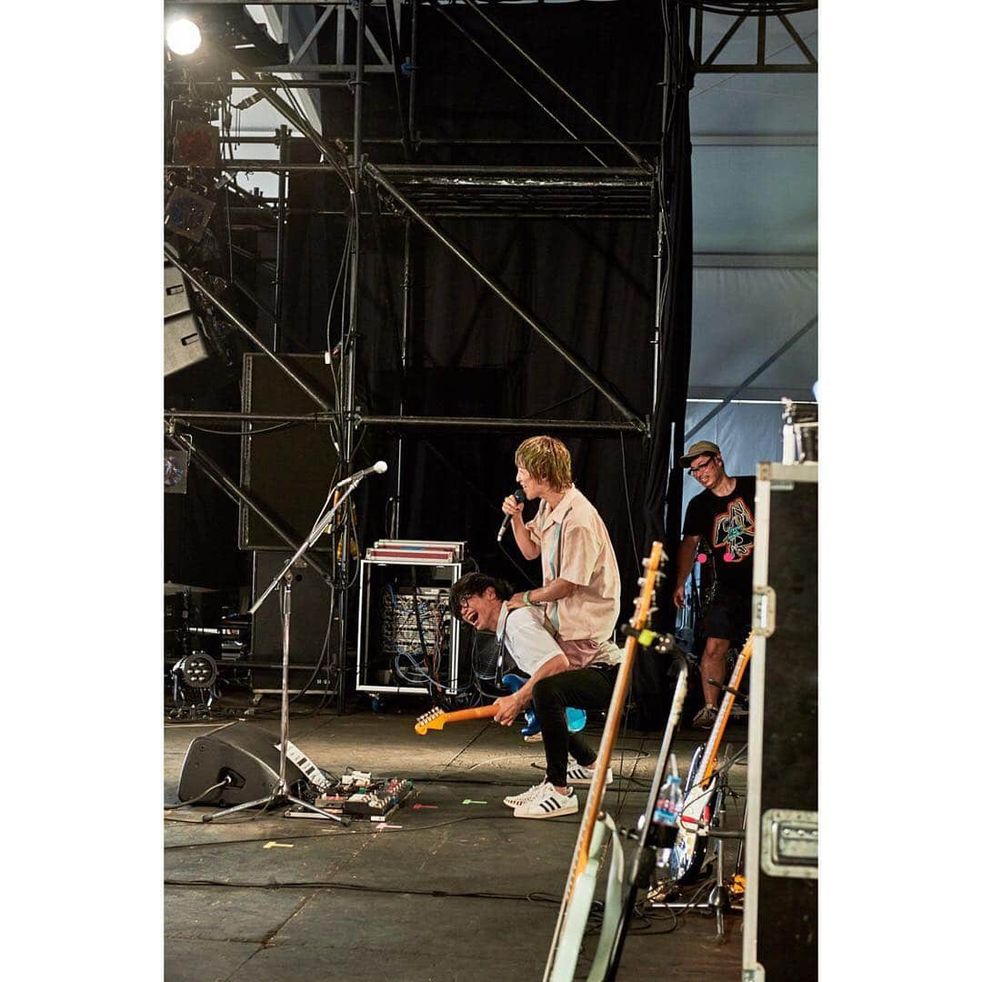 砂川一黄さんのインスタグラム写真 - (砂川一黄Instagram)「ROCK IN JAPAN FESTIVAL 2019ありがとうございました! 沢山の人が集まってくれて本当に芯の芯まで燃えたよね やっぱり夏フェスが大好きだよ俺 チェコは5年連続出演でした! 来年もまたここに帰って来れるようにこれからも日々頑張ります まずは秋のワンマンツアー! お楽しみにね Photo by @imdaisukesakai #czechonorepublic #rockinjapan #rockinjapan2019  #fender #fendercustomshop #badcatamps #silasandmaria #keen #最後何故か武井に飛び乗られて #腰痛いよね」8月12日 22時14分 - sunagawa_cnr