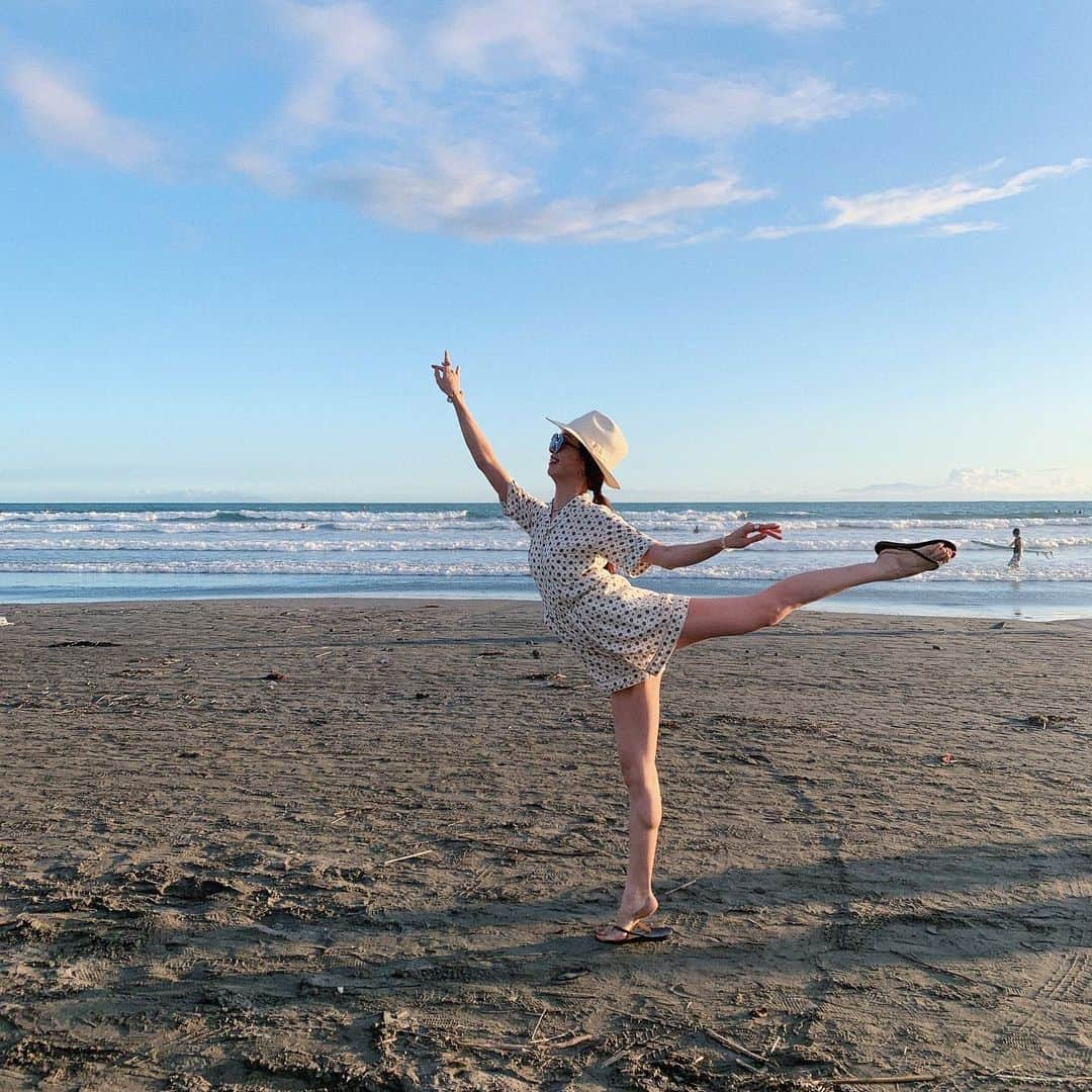 石井亜美さんのインスタグラム写真 - (石井亜美Instagram)「⛱ . 踊りながら大切なお知らせです🙋🏼‍♀️笑 . 8/31のフリマについて、 昨日頂いたご質問も合わせてお答えいたします☺️🌈 . フリーマーケット-Please come to my room- 日時 8/31 (土) 13:00-17:00  場所 〒150-0001  東京都渋谷区神宮前5-27-8 Los Gatos 2F  東京メトロ千代田線「明治神宮前」駅より徒歩7分、 渋谷駅より徒歩10分！ . ※キャットストリートのパタゴニアの目の前です！  エレベーターで2Fへ！ 室内ですよん✨ . 参加者 アーティスト、モデル、クリエイターetc... . 入場料  500円 頂きます。 . ※ドリンクやお菓子のご用意もあります。 ※袋は各自持参して頂きたいです。 ※私の出品している商品についてですが、購入したアイテムのSNSの投稿はご遠慮ください。 ※お支払いは細かいと助かりますっっ！ ※お手紙やプレゼントなども、お受取りさせて頂きます❤︎(いらして頂ける、お気持ちだけで充分です！) ※お写真も、状況次第で、必ず！とはお約束はできませんが、ぜひ一緒に撮りましょーうっっ！😆 . ↓以下、追加情報です💜 ※小学生以下の方は入場無料です。 ※会場は、二階になっております。 皆様エレベーターで、二階へ上がって頂きます ※ベビーカーのお客様は、 エレベーターで二階へあがり、 エレベーターでてすぐのエントランス前にスペースが ありますので、そちらにベビーカーを置いて頂けると幸いです。そして、時間帯によって混んできた場合...！ ベビーカーは、3台程までしか置けないため、 お時間を改めていらして頂くことになるかと思います。 ご迷惑をおかけしますが、 何卒よろしくお願い致します🙇‍♀️ ※商品の価格帯は、500円から15000円位までにしたいと思っております！ ※オープン前の会場へのご来場や、会場周辺での入待ちや出待ち、騒ぐ等の行為は禁止させて頂きます。  以上っ！ 長くなりましたが最後までお読み頂きありがとうございます🥰ご来場お待ちしております❤️ . . #fleamarket #フリーマーケット」8月12日 22時06分 - ami_ishii_