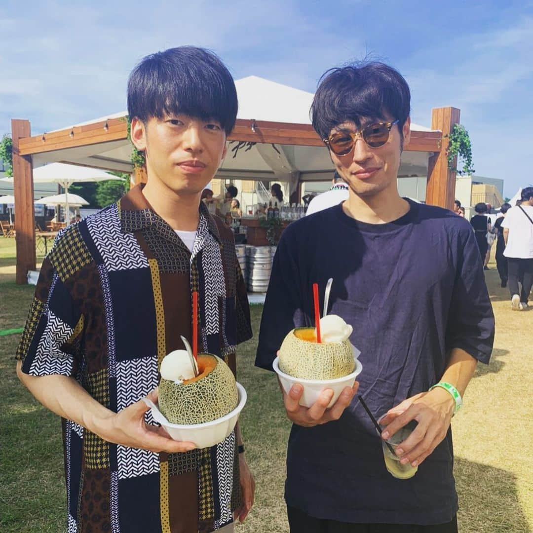 ナガイケジョーさんのインスタグラム写真 - (ナガイケジョーInstagram)「お約束のDJ松永君とのツーショット（メロンを添えて）。今度ソロ作もリリースするおかもとえみちゃん（えみジョーでもまた動きましょ）、何年か前にthe dayでご一緒した蔦谷好位置さん（私は福原美穂ちゃんサポートで）、そして久々会えたね吉田一郎君（このまま飲みに行きたい）。はい、楽しいひたちなかでした。 #rijf #scoobiedo #creepynuts #フレンズ #エレファントカシマシ #tkfrom凛として時雨 #皆さん色々な現場でご活躍されてます」8月12日 22時06分 - joenagaike