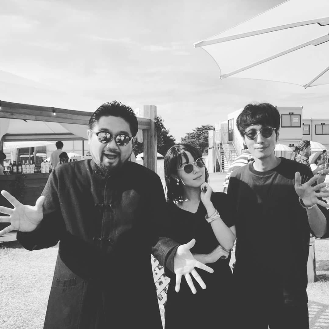 ナガイケジョーさんのインスタグラム写真 - (ナガイケジョーInstagram)「お約束のDJ松永君とのツーショット（メロンを添えて）。今度ソロ作もリリースするおかもとえみちゃん（えみジョーでもまた動きましょ）、何年か前にthe dayでご一緒した蔦谷好位置さん（私は福原美穂ちゃんサポートで）、そして久々会えたね吉田一郎君（このまま飲みに行きたい）。はい、楽しいひたちなかでした。 #rijf #scoobiedo #creepynuts #フレンズ #エレファントカシマシ #tkfrom凛として時雨 #皆さん色々な現場でご活躍されてます」8月12日 22時06分 - joenagaike